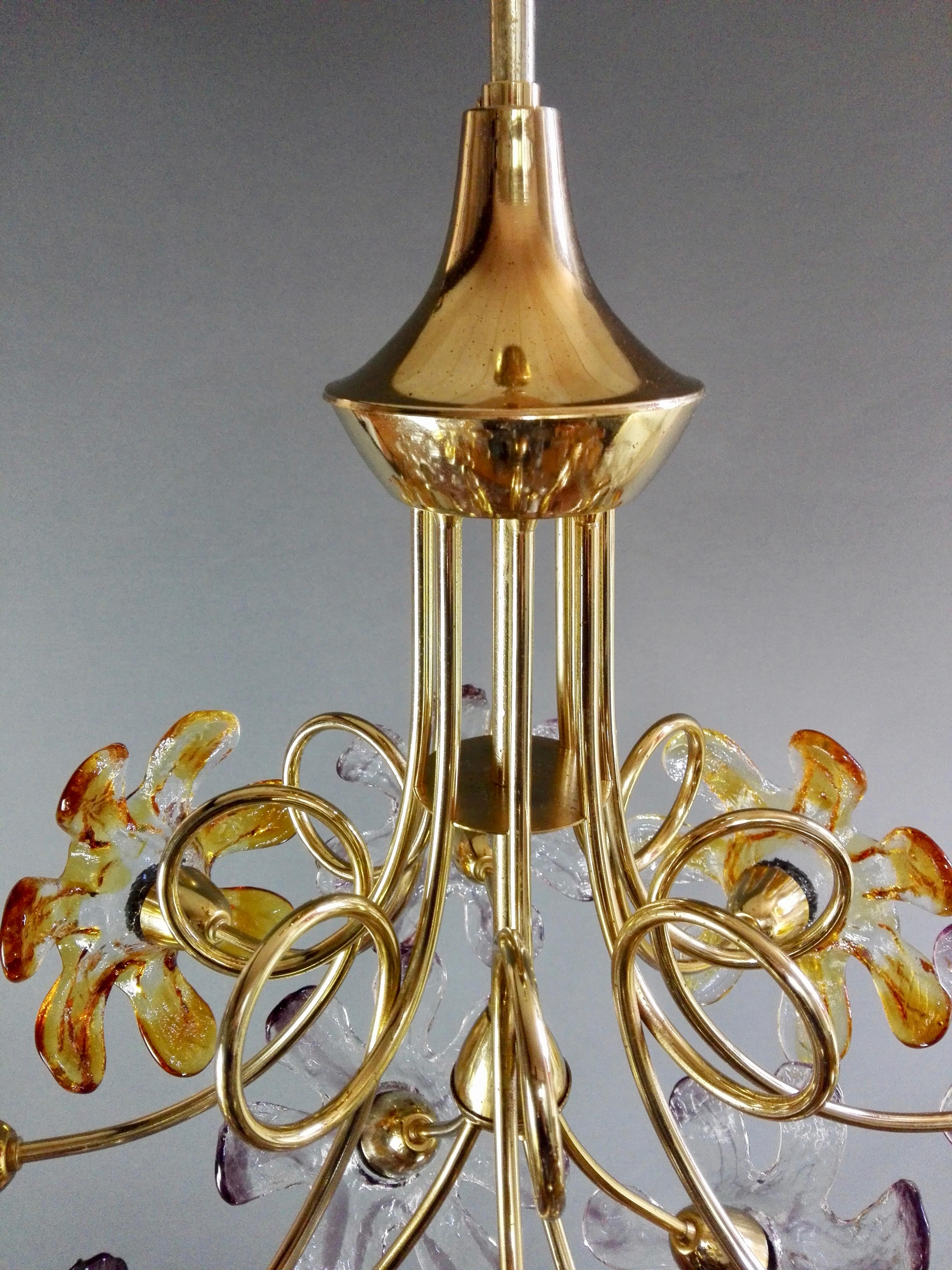 1960s Mazzega Twelve-Light Chandelier with Flower-Shaped Murano Art Glass Shades For Sale 2