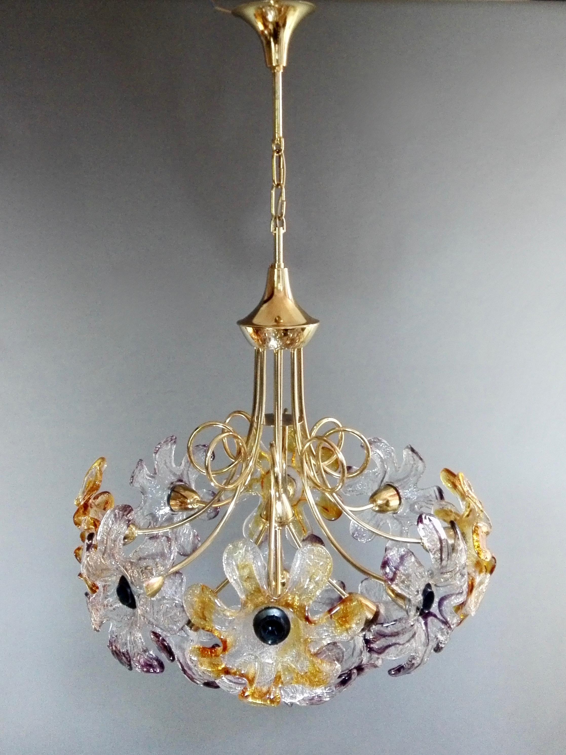 1960s Mazzega Twelve-Light Chandelier with Flower-Shaped Murano Art Glass Shades In Good Condition For Sale In Caprino Veronese, VR