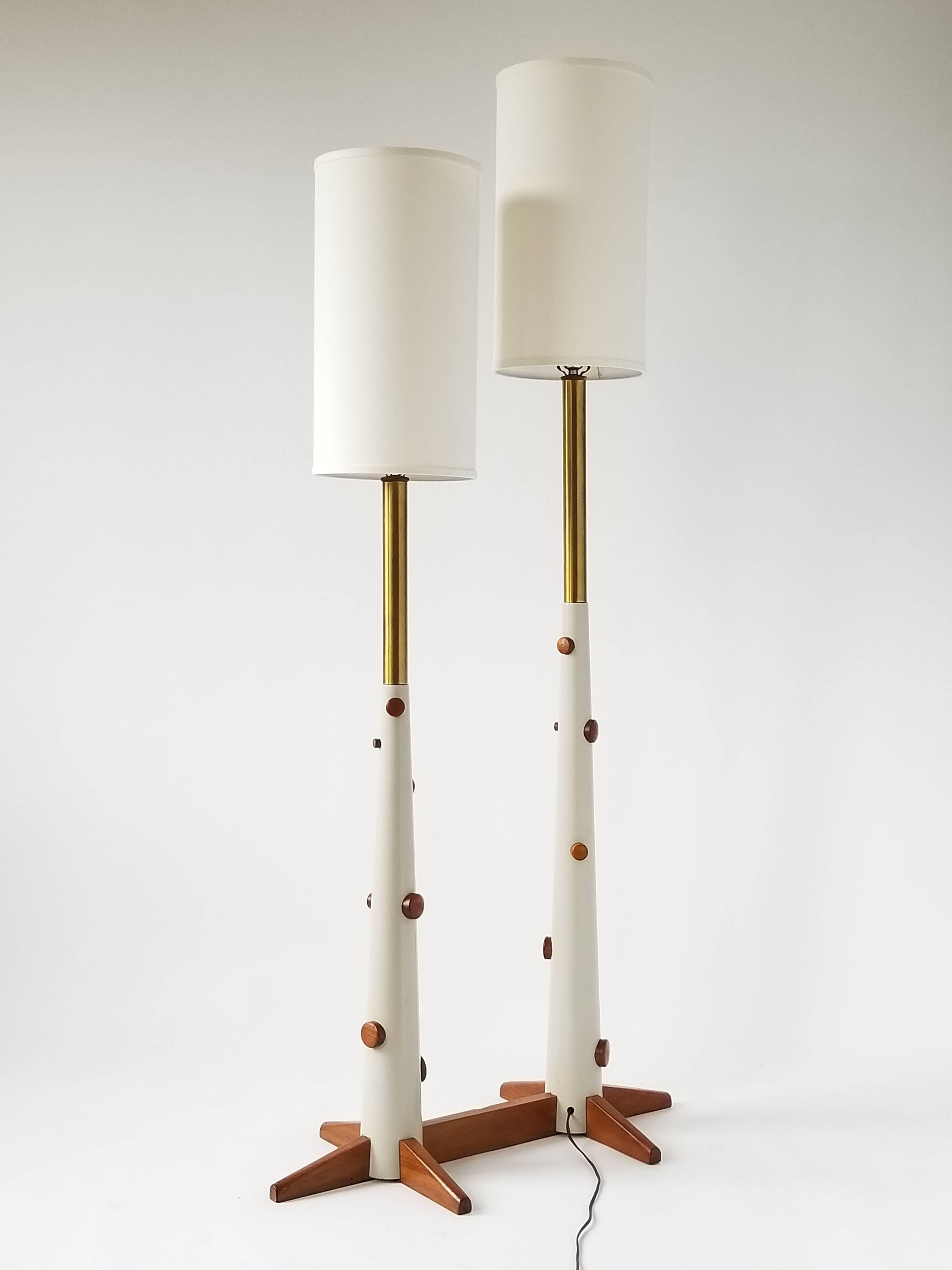 1960s Twin Pole Floor Lamp in Lacquered Wood and Brass , USA 1