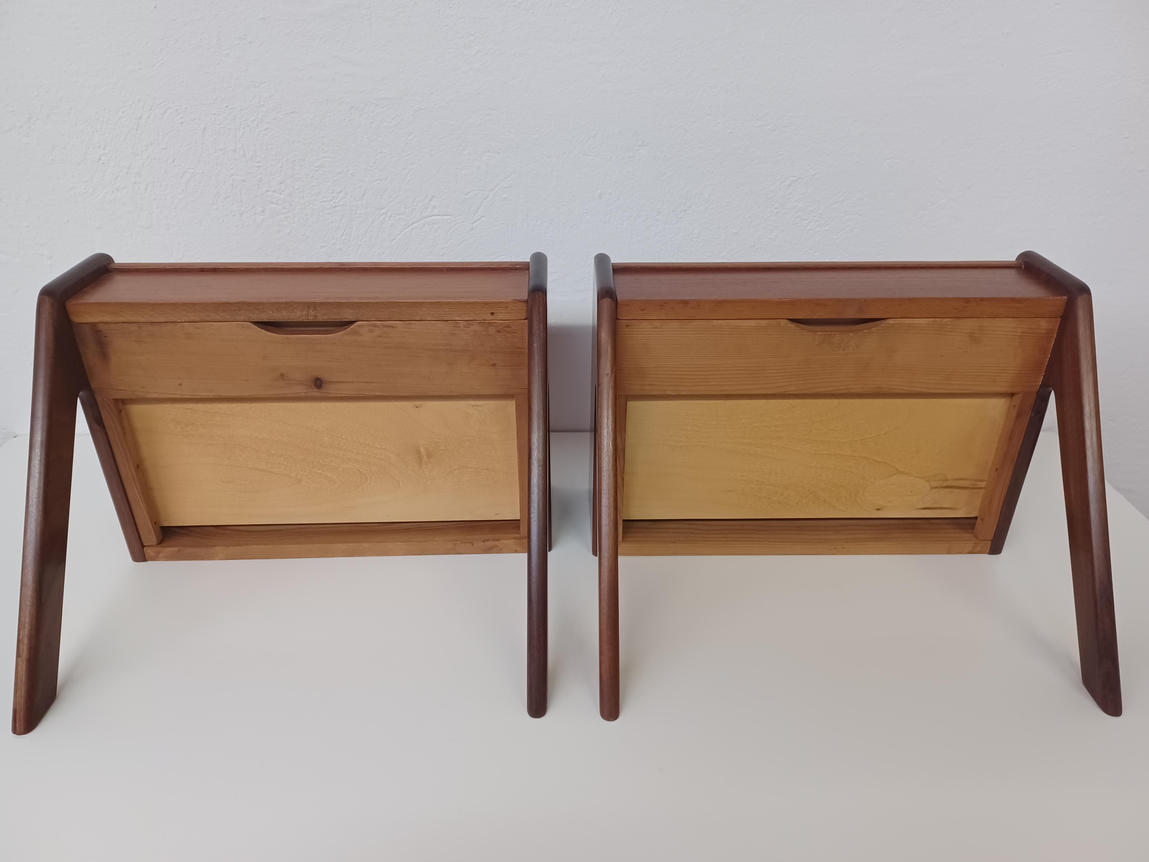 Zwei vollständig restaurierte dänische schwebende Sigfred Omann-Nachttische aus Teakholz, 1960er Jahre im Angebot 4