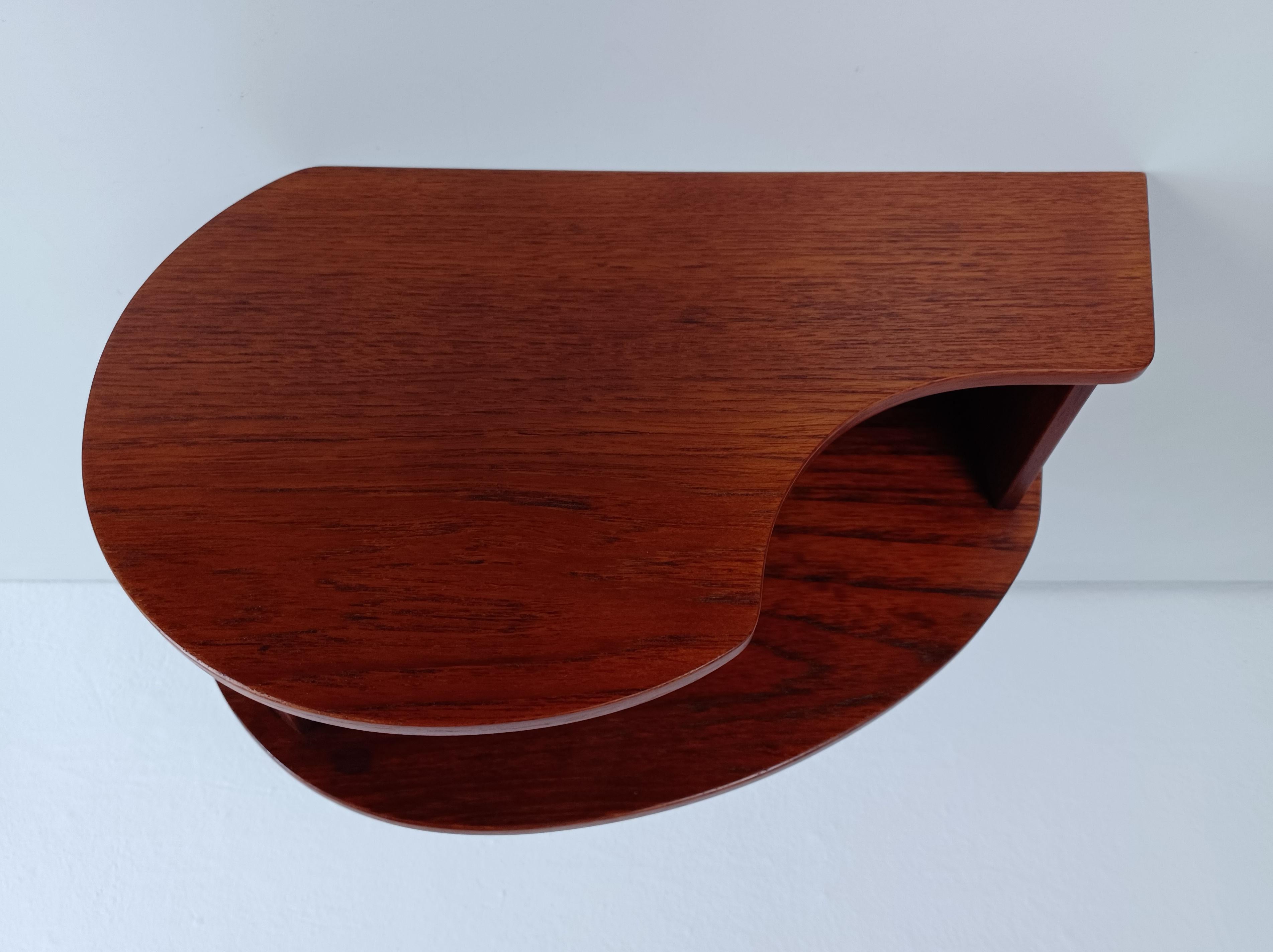 Zwei vollständig restaurierte dänische schwebende Sigfred Omann-Nachttische aus Teakholz, 1960er Jahre (Skandinavische Moderne) im Angebot