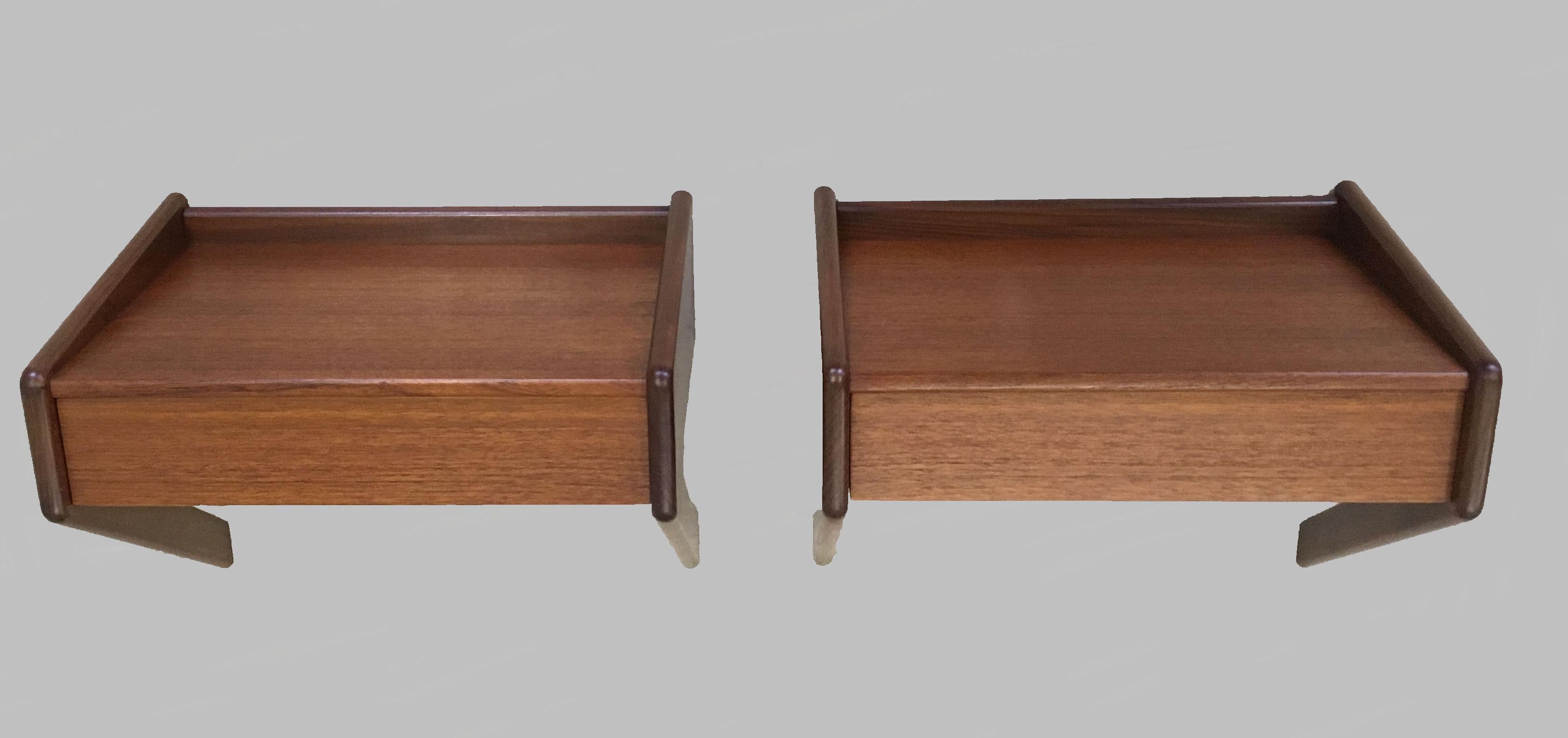 1960s Two Fully Restored Danish Sigfred Omann Floating Nightstands in Teak In Good Condition For Sale In Knebel, DK