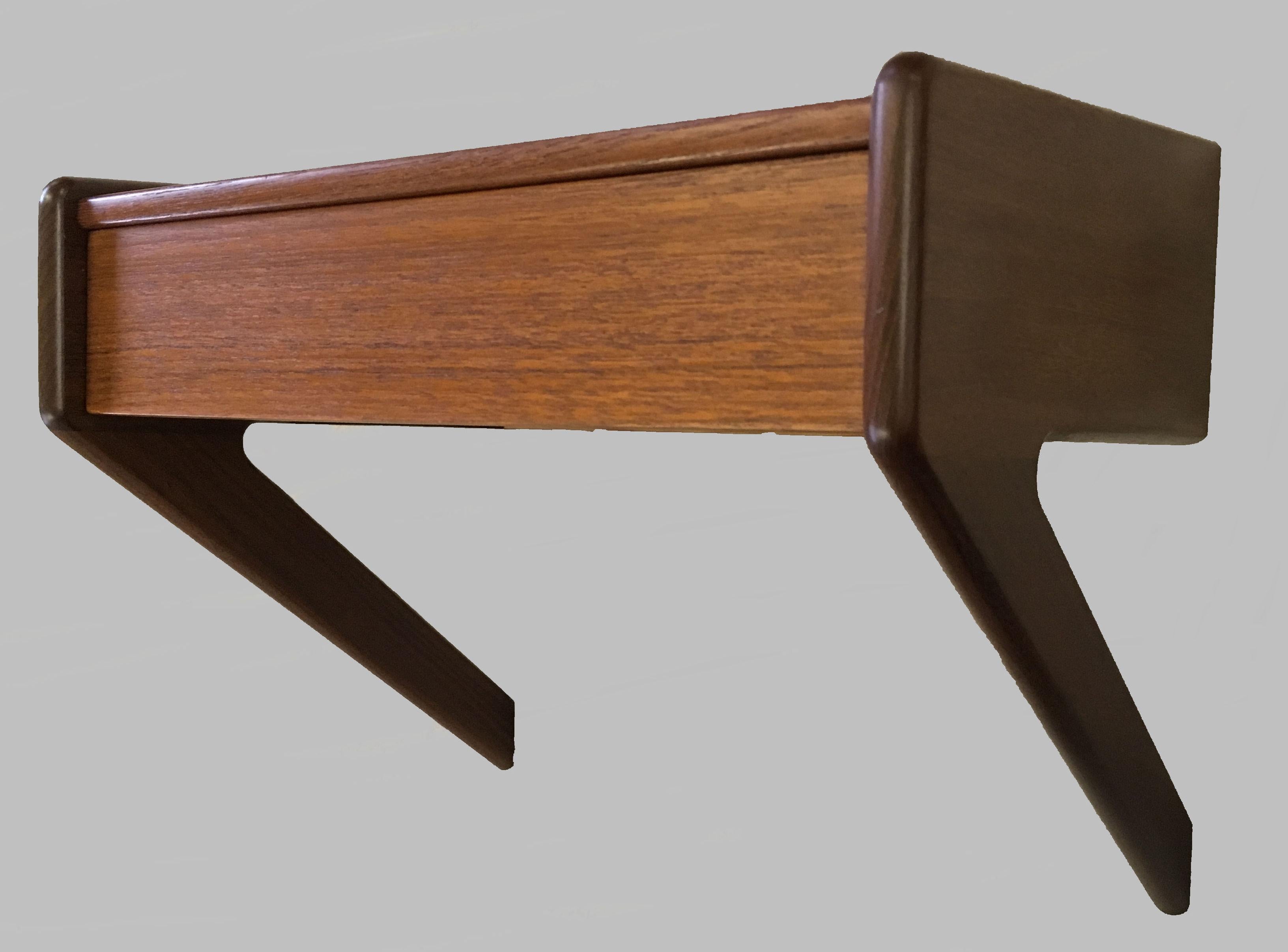 Zwei vollständig restaurierte dänische schwebende Sigfred Omann-Nachttische aus Teakholz, 1960er Jahre (Dänisch) im Angebot