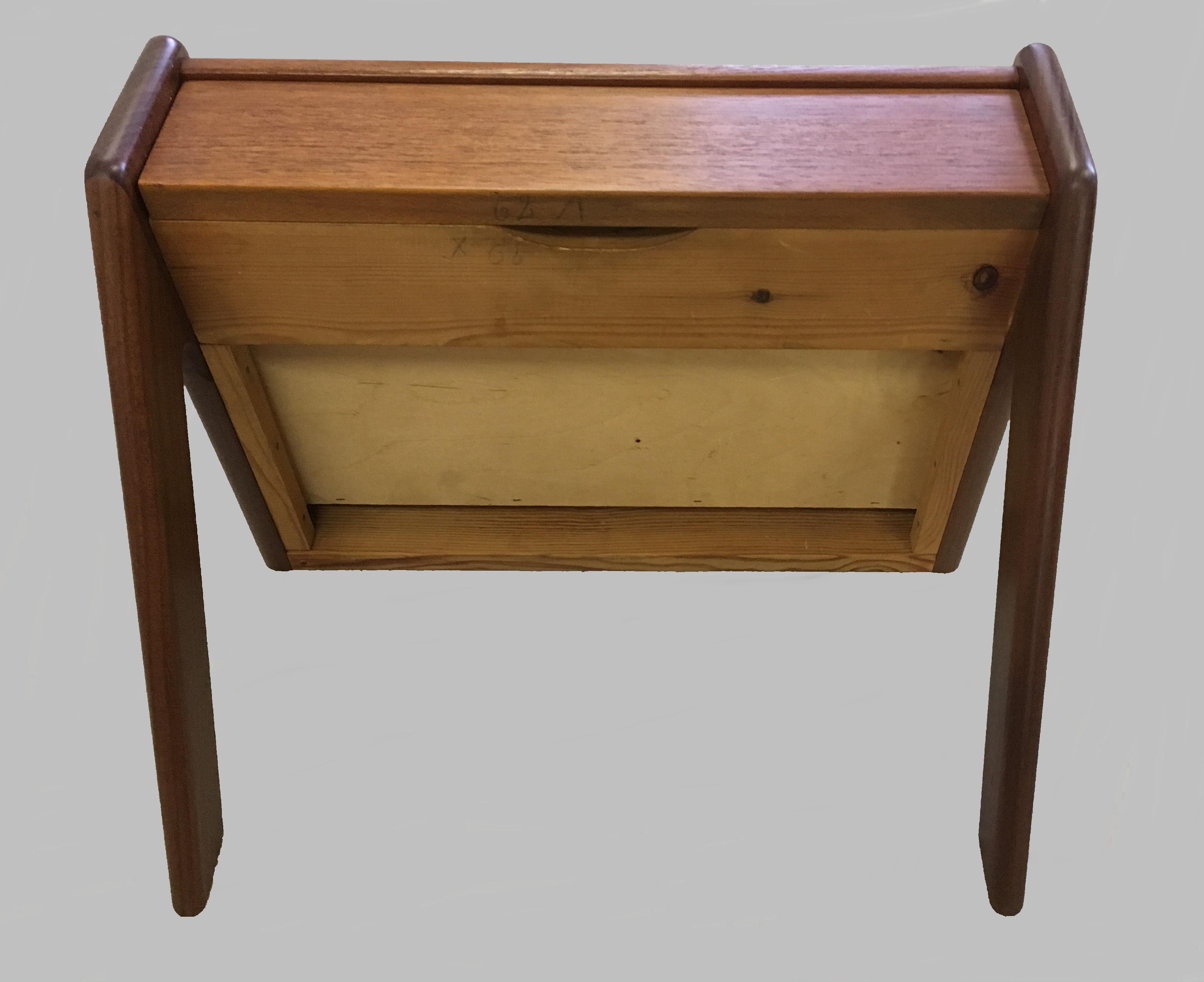 Zwei vollständig restaurierte dänische schwebende Sigfred Omann-Nachttische aus Teakholz, 1960er Jahre (Mitte des 20. Jahrhunderts) im Angebot
