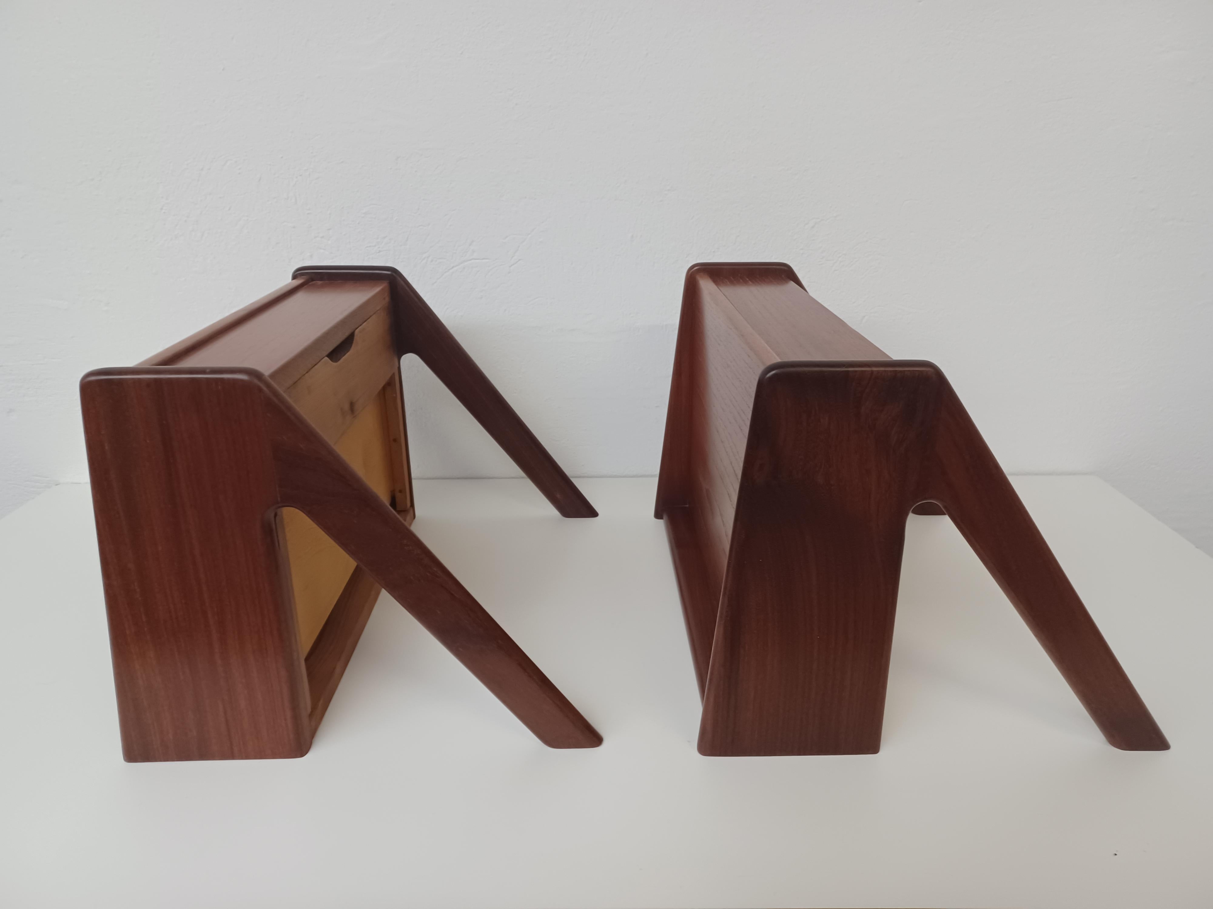 Zwei vollständig restaurierte dänische schwebende Sigfred Omann-Nachttische aus Teakholz, 1960er Jahre im Angebot 3