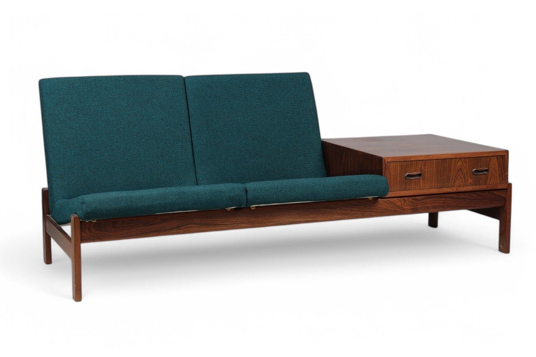 Herkunft: Dänemark
Designer: Unbekannt
Hersteller: Unbekannt
Epoche: 1960er Jahre
MATERIALIEN: Palisanderholz, Wolle
Abmessungen: 71,5″ breit x 30,5″ tief x 28,75″ hoch