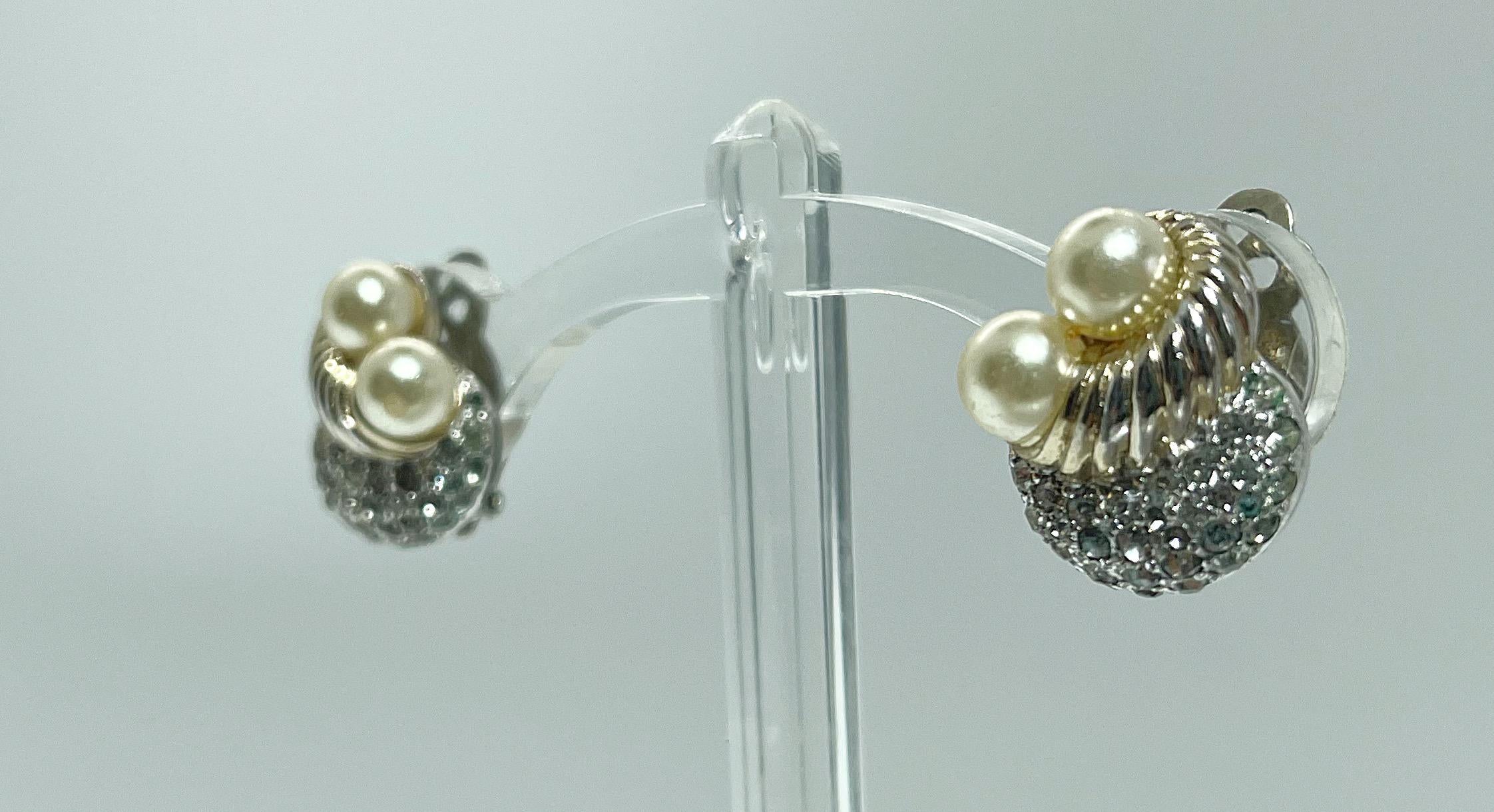 Chic early 60s JOMAZ gold and silver two tone clip-on earrings ! Features two medium size pearls on each earring, with sparkling rhinestones. Can easily be worn day to evening.
In great condition 