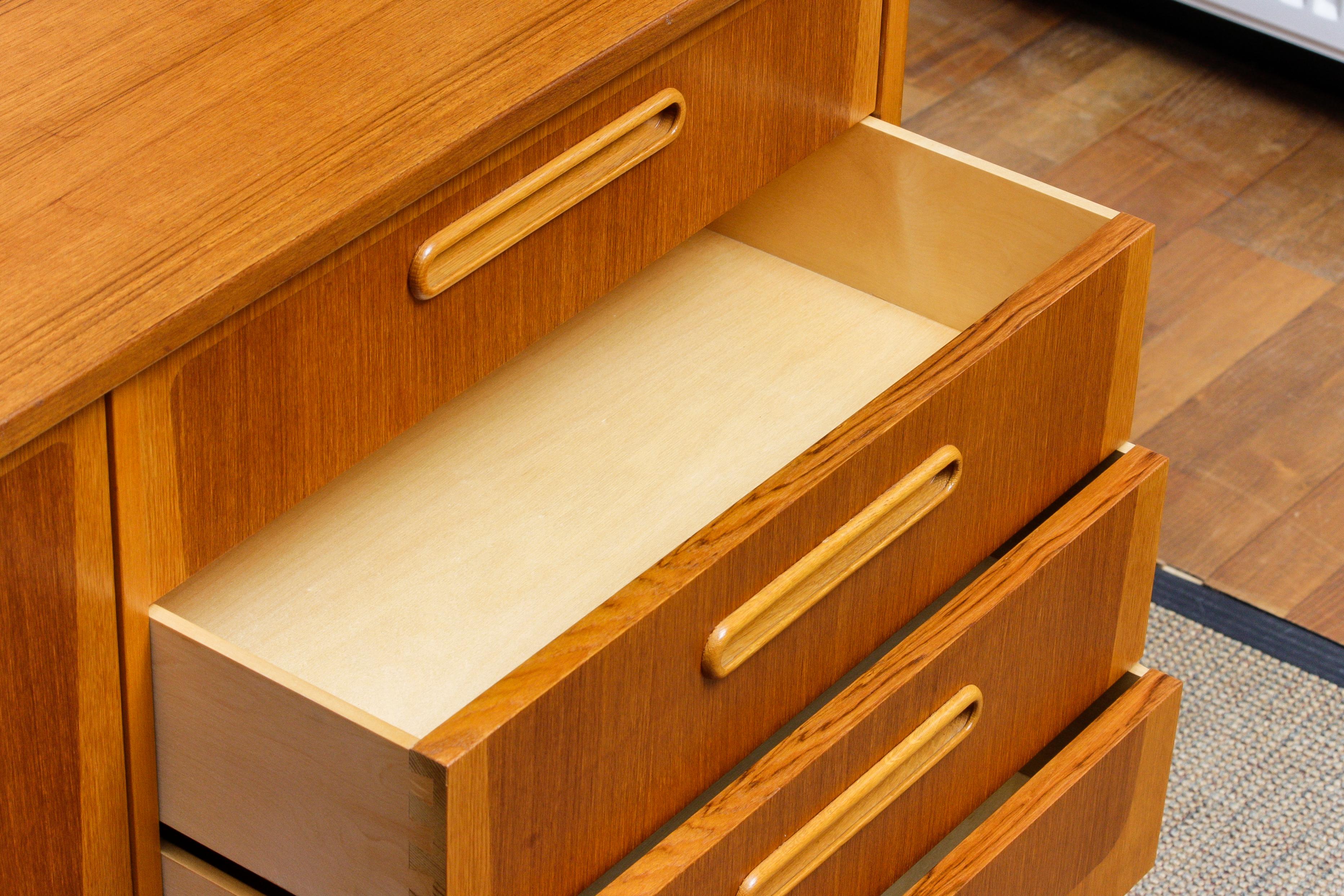 1960s, Two-Tone Teak and Oak Scandinavian Credenza Sideboard In Good Condition In Silvolde, Gelderland