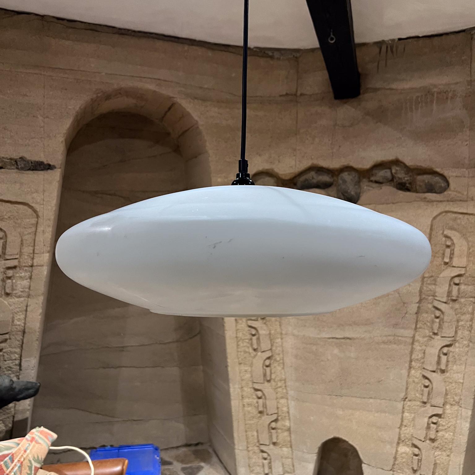 Lampada a sospensione da soffitto UFO smerigliata degli anni '60 Stilnovo In condizioni buone in vendita a Chula Vista, CA