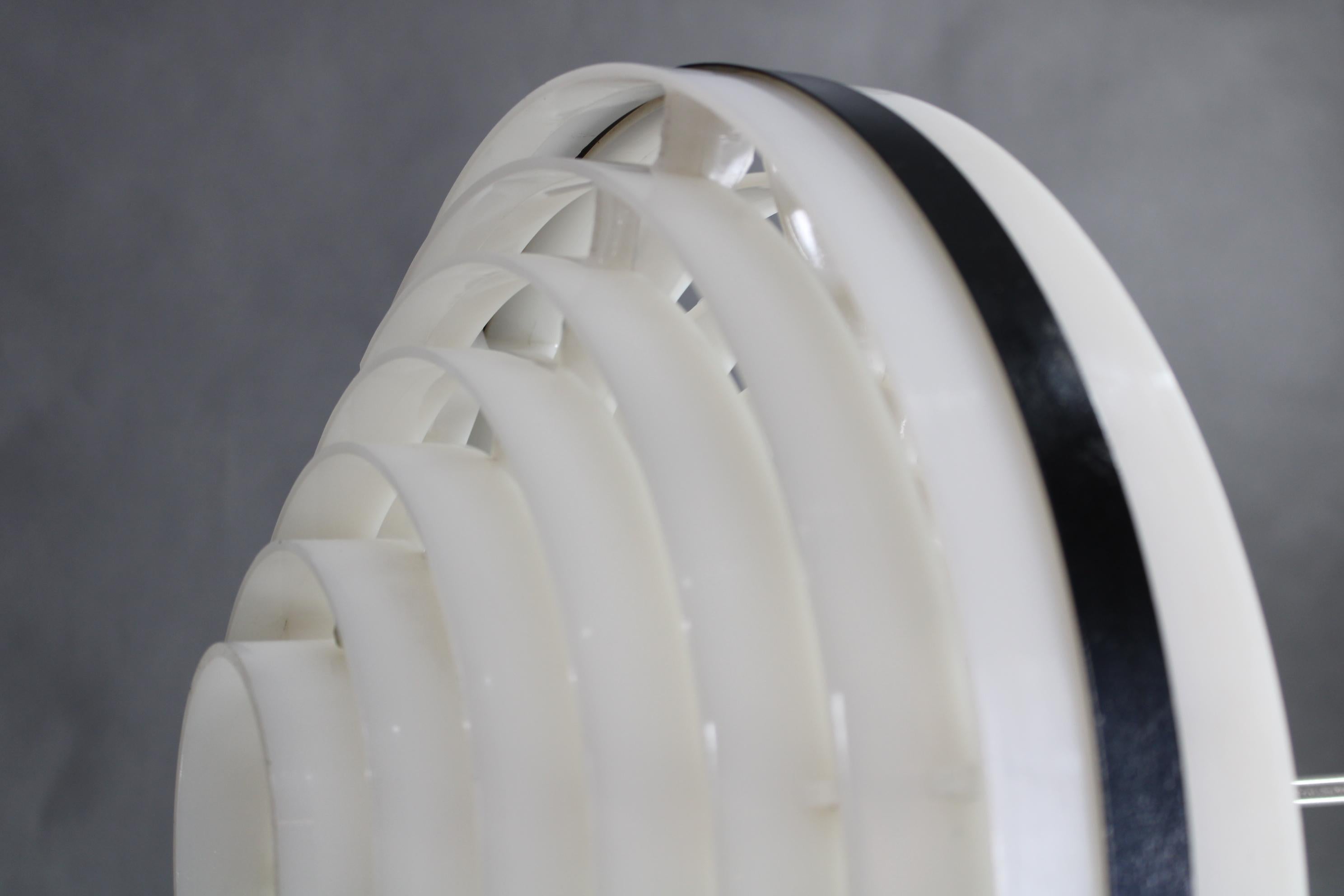 Milieu du XXe siècle Lampe suspendue UFO des années 1960, jusqu'à 20 pièces disponibles en vente
