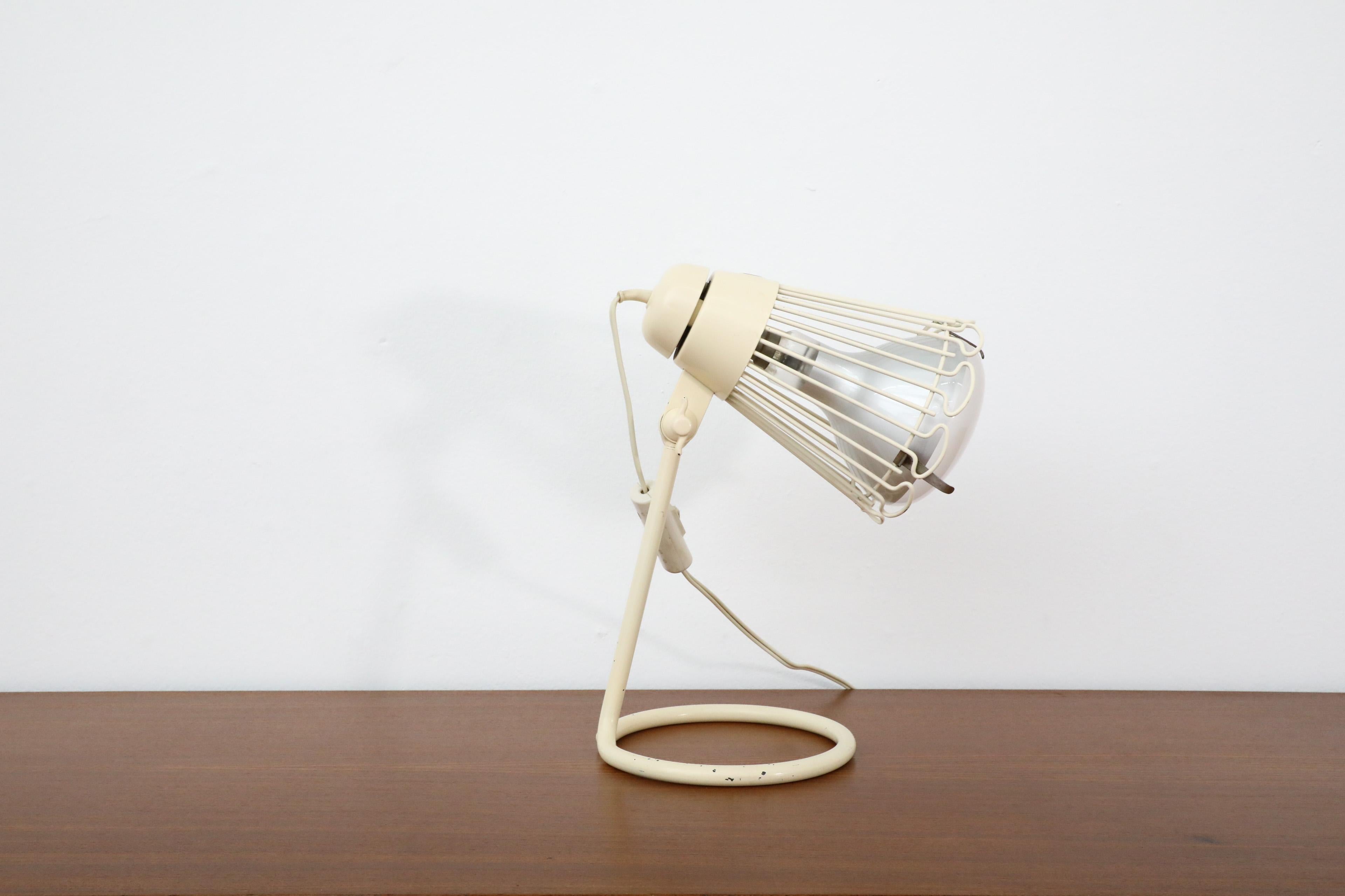 Lampe d'ombre Philips Ultraphil des années 1960 en crème avec abat-jour encadré de fil de fer Bon état - En vente à Los Angeles, CA