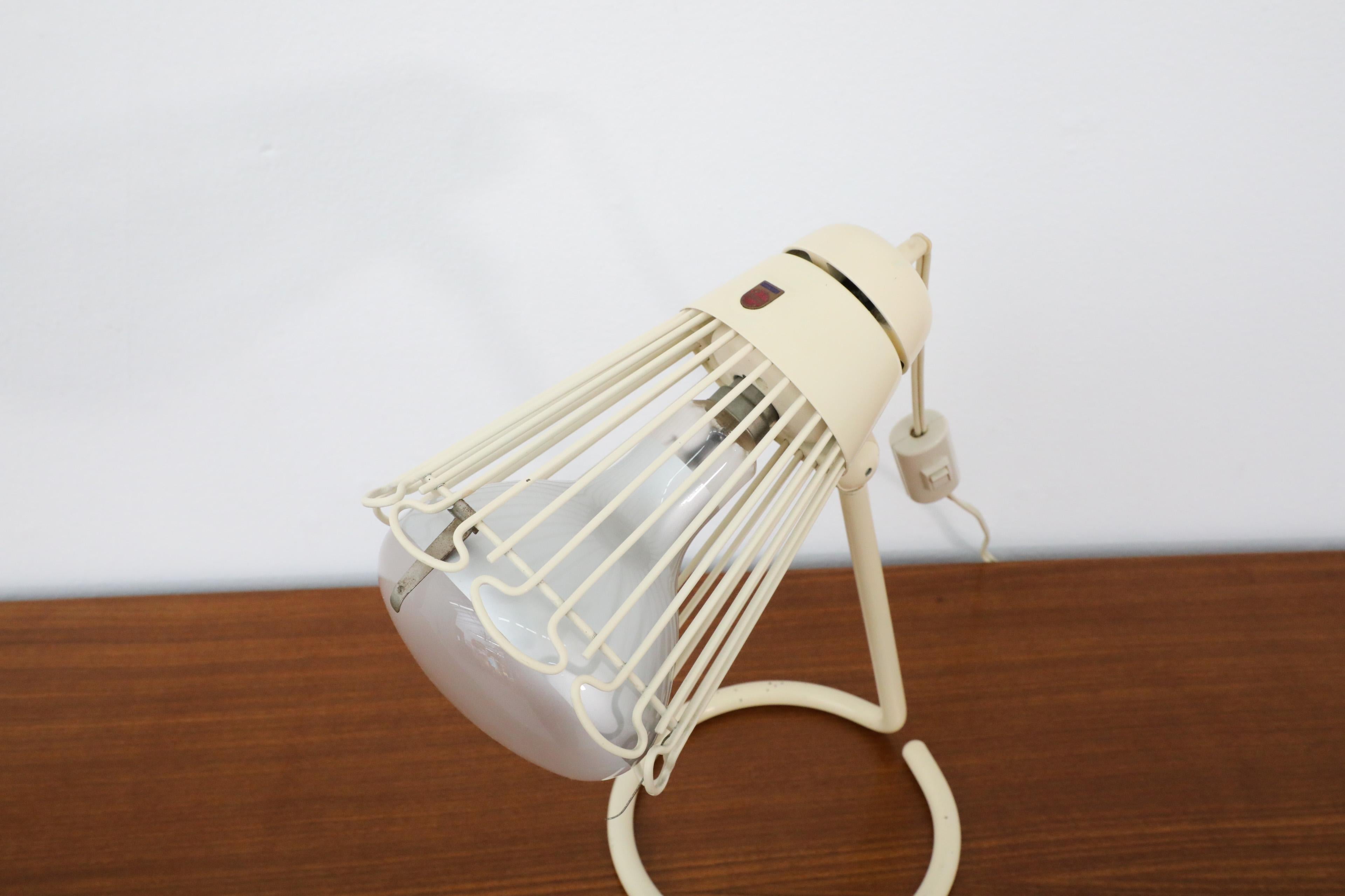 20ième siècle Lampe d'ombre Philips Ultraphil des années 1960 en crème avec abat-jour encadré de fil de fer en vente