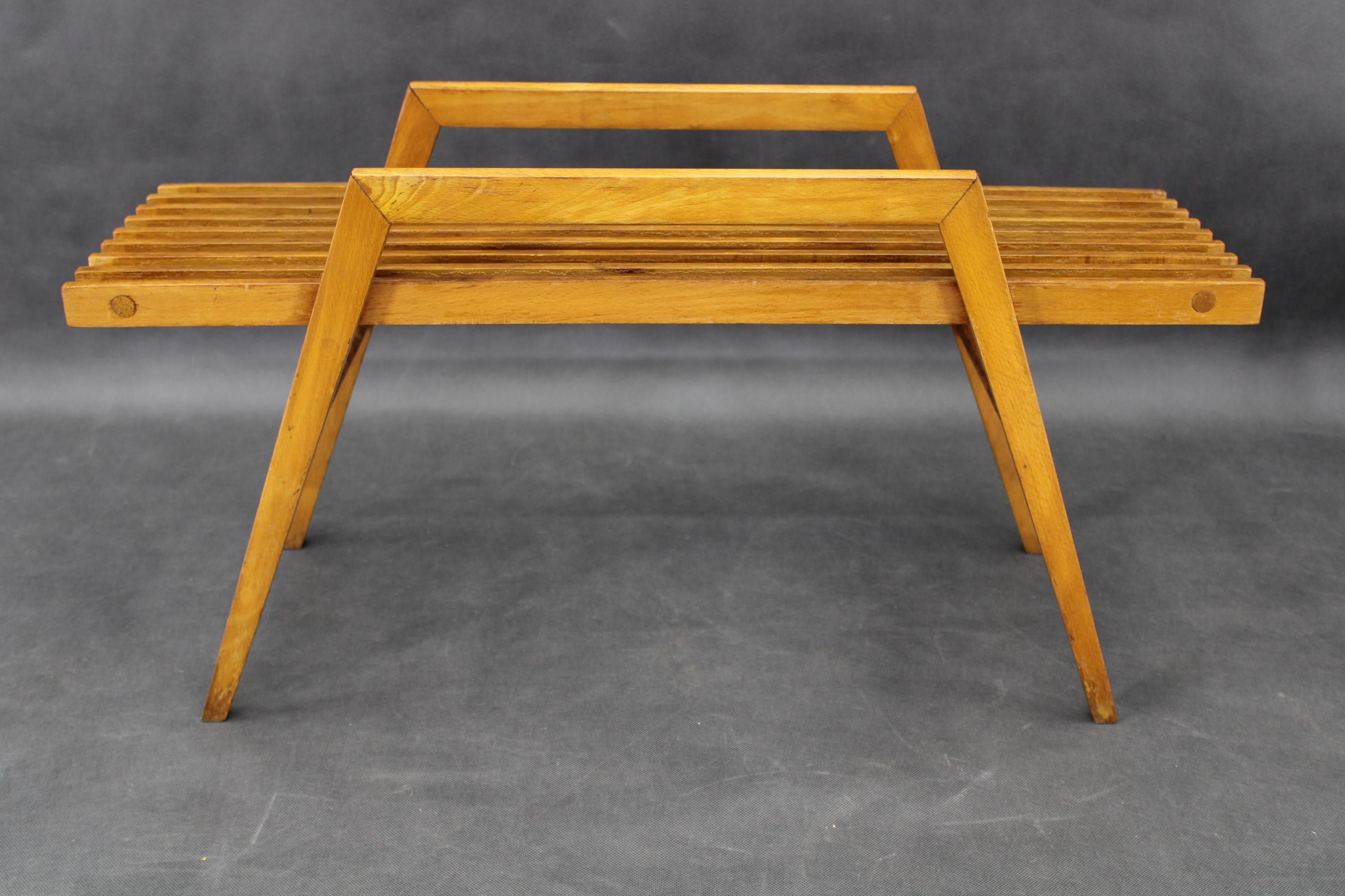 1960er Jahre ULUV Blumenständer aus massiver Buche, Tschechoslowakei (Holz) im Angebot