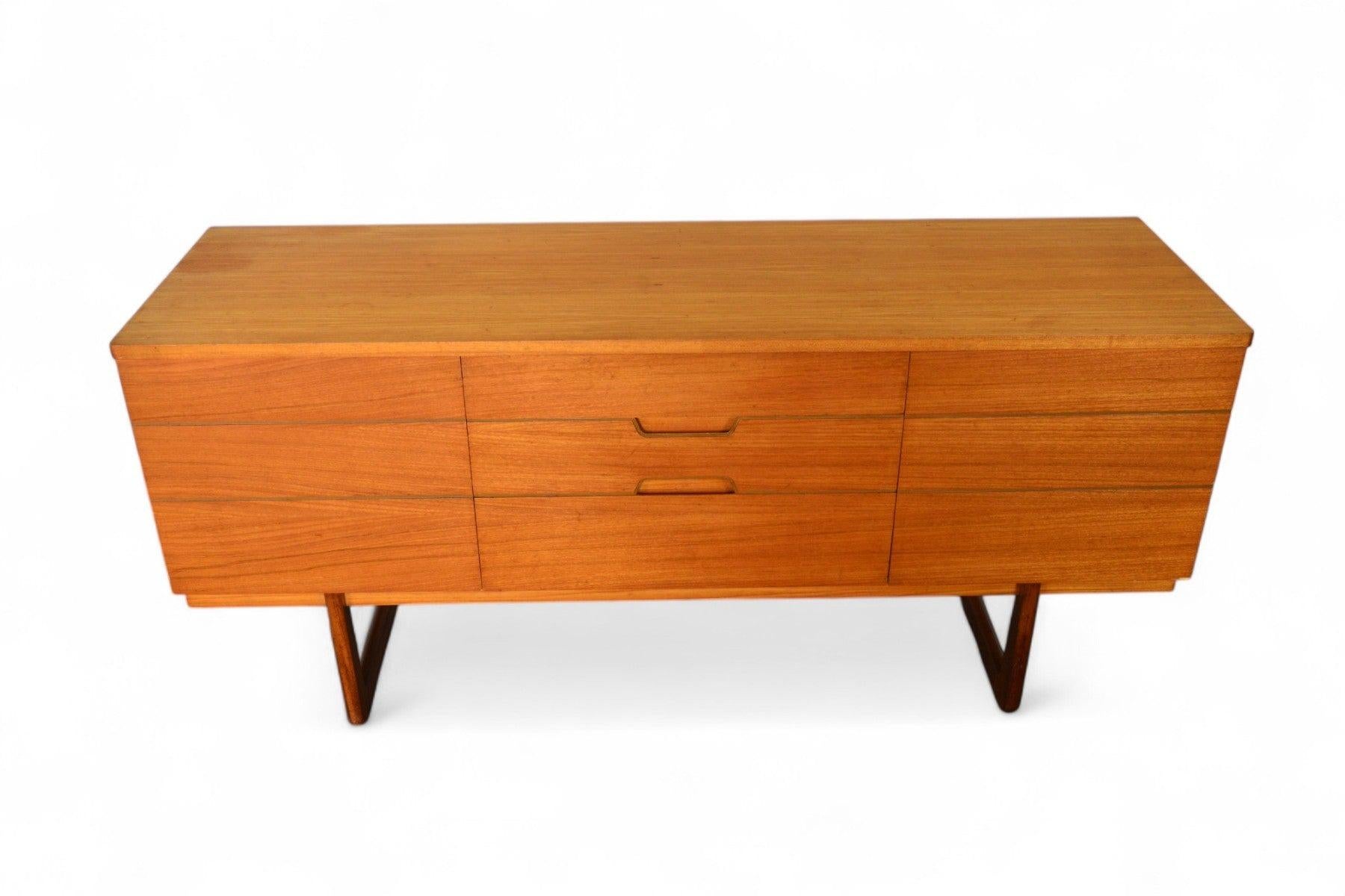 Origine : Angleterre
Designer : Inconnu
Fabricant : Uniflex
Époque : années 1960
Matériaux : Teck
Dimensions : 60″ de largeur x 18″ de profondeur x 28″ de hauteur