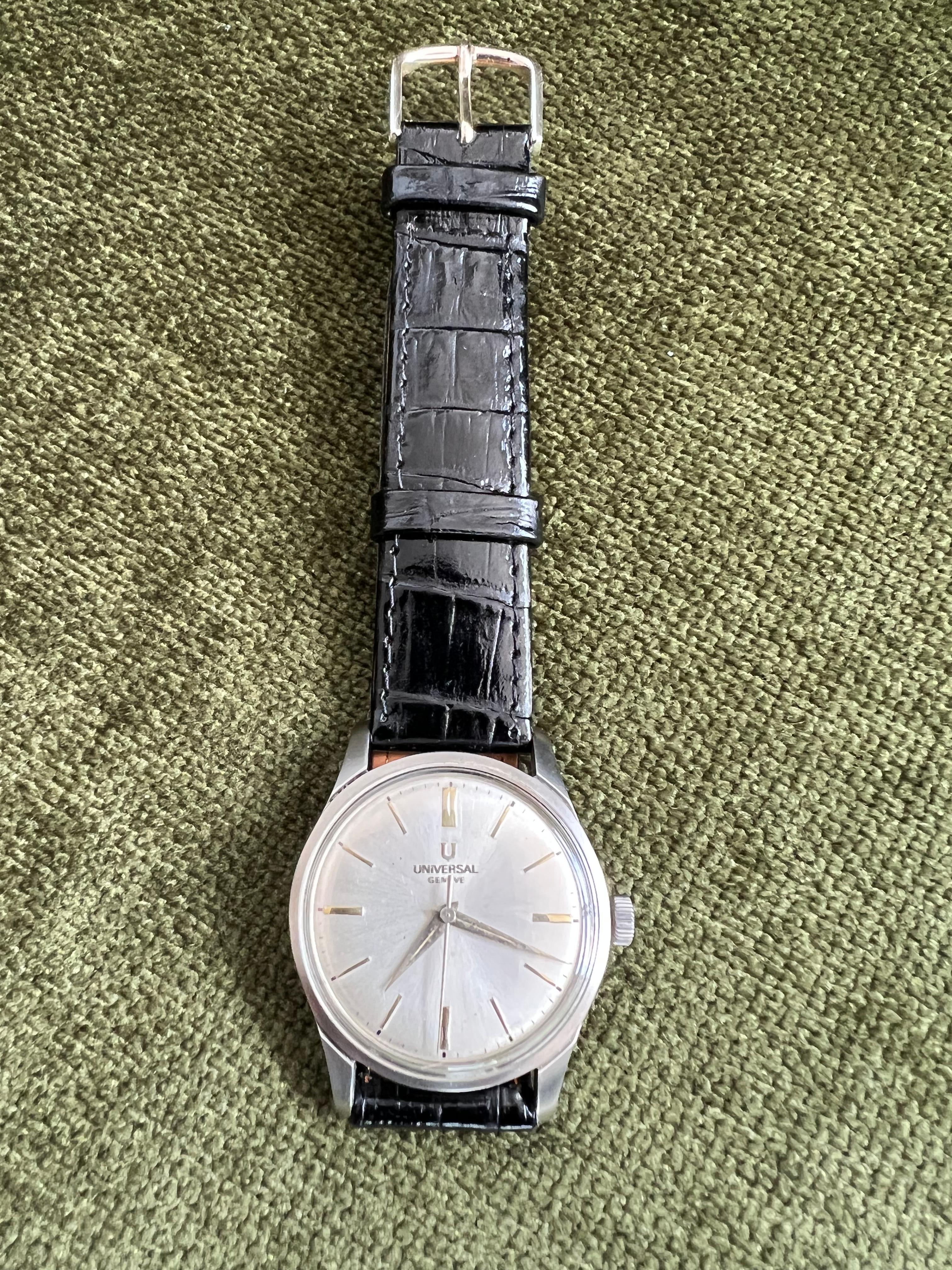 Mouvement esthétique  Vintage & Rare Universal Geneva White Face Circa 1960 Classic Dress Watch en vente