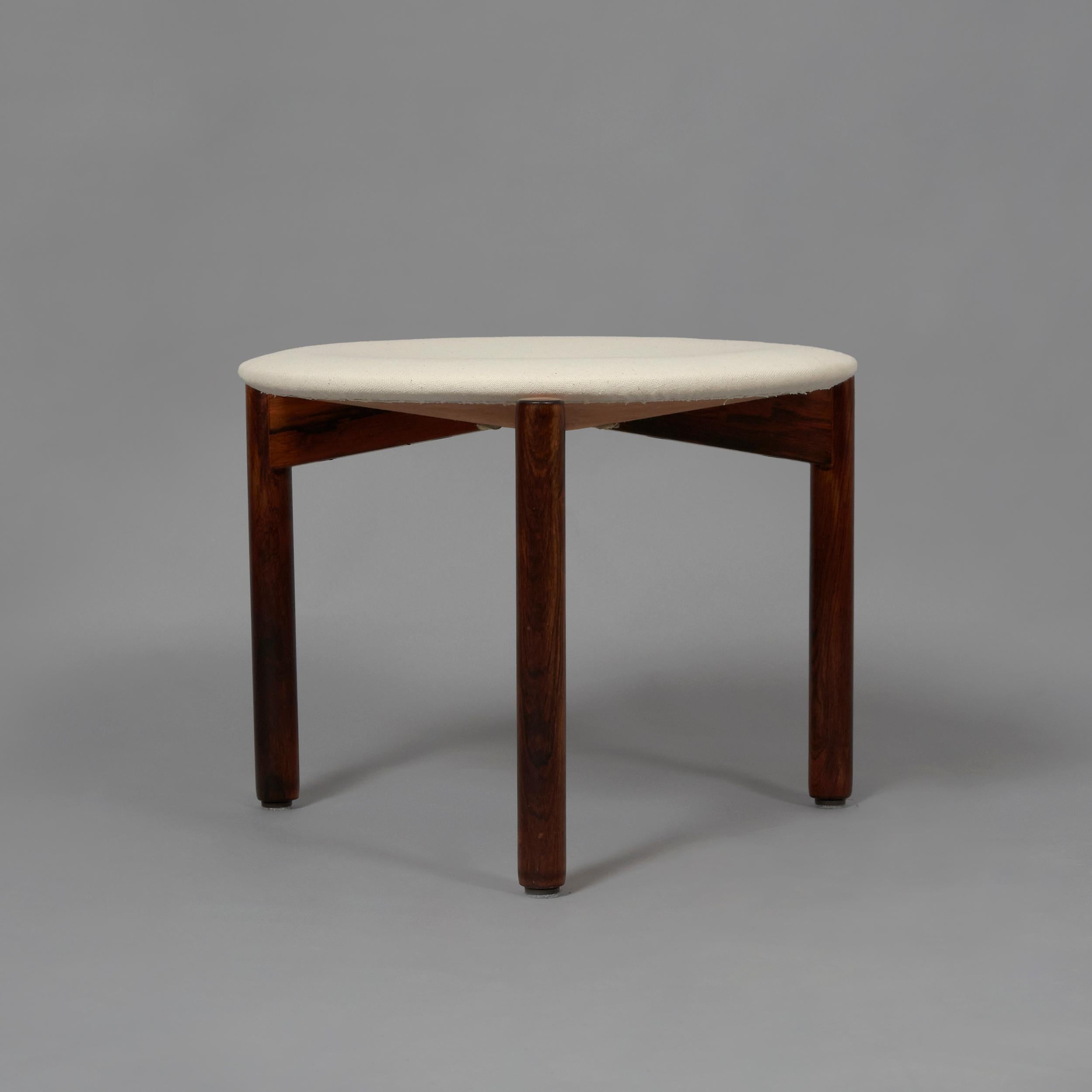 Tabouret en bois de rose et toile avec boutons en cuir conçu par Uno & Östen Kristiansson pour Luxus en excellent état de finition. Suède, années 1960. 

Les frères Uno y Östen Kristiansson ont fondé leur propre entreprise dans les années 50 en