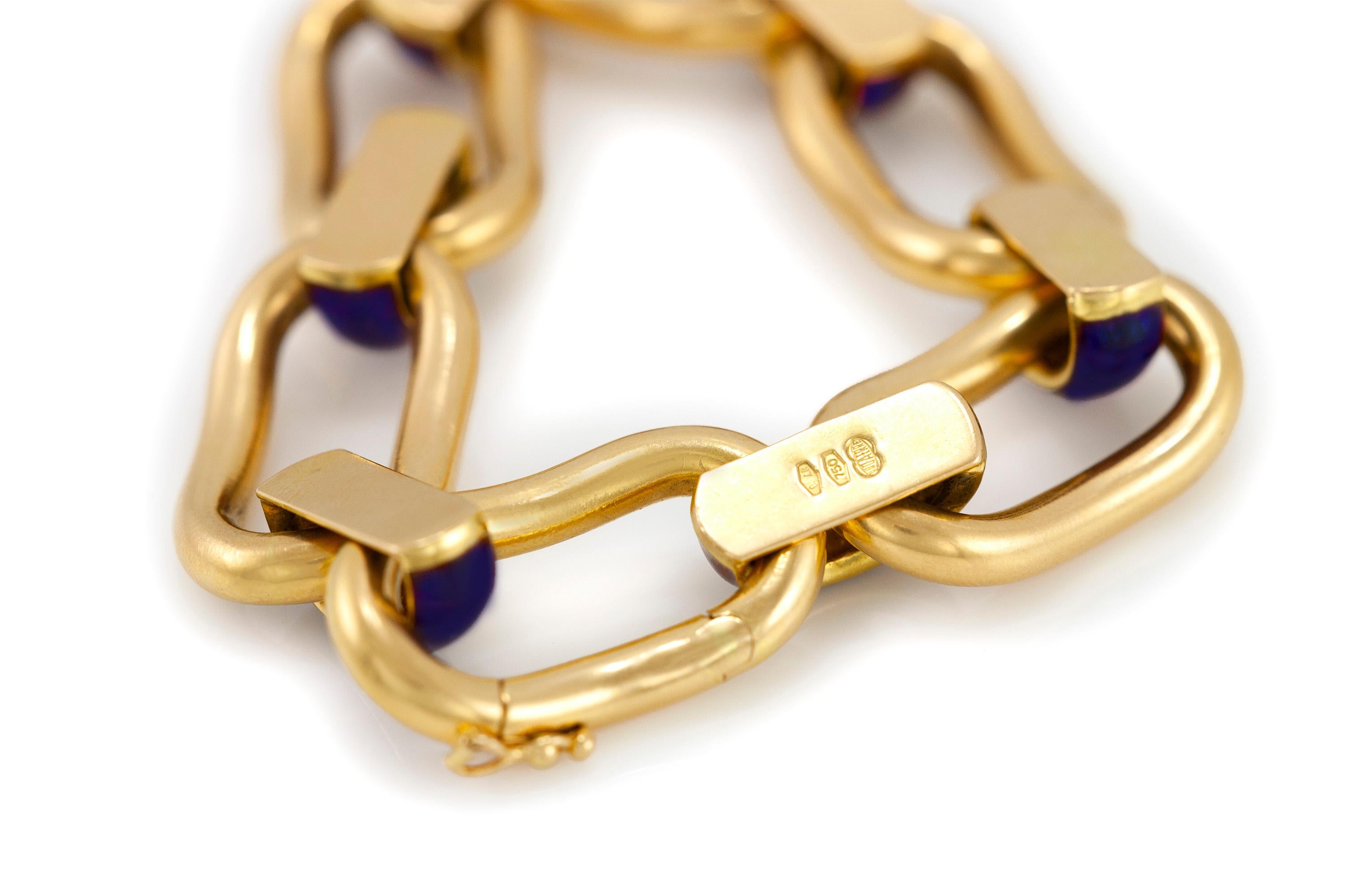 Das Armband ist fein in 18k Gelbgold mit brauner Emaille gefertigt und wiegt ungefähr insgesamt 30,3 dwt.
Um 1960.
Gezeichnet von Unoarre
