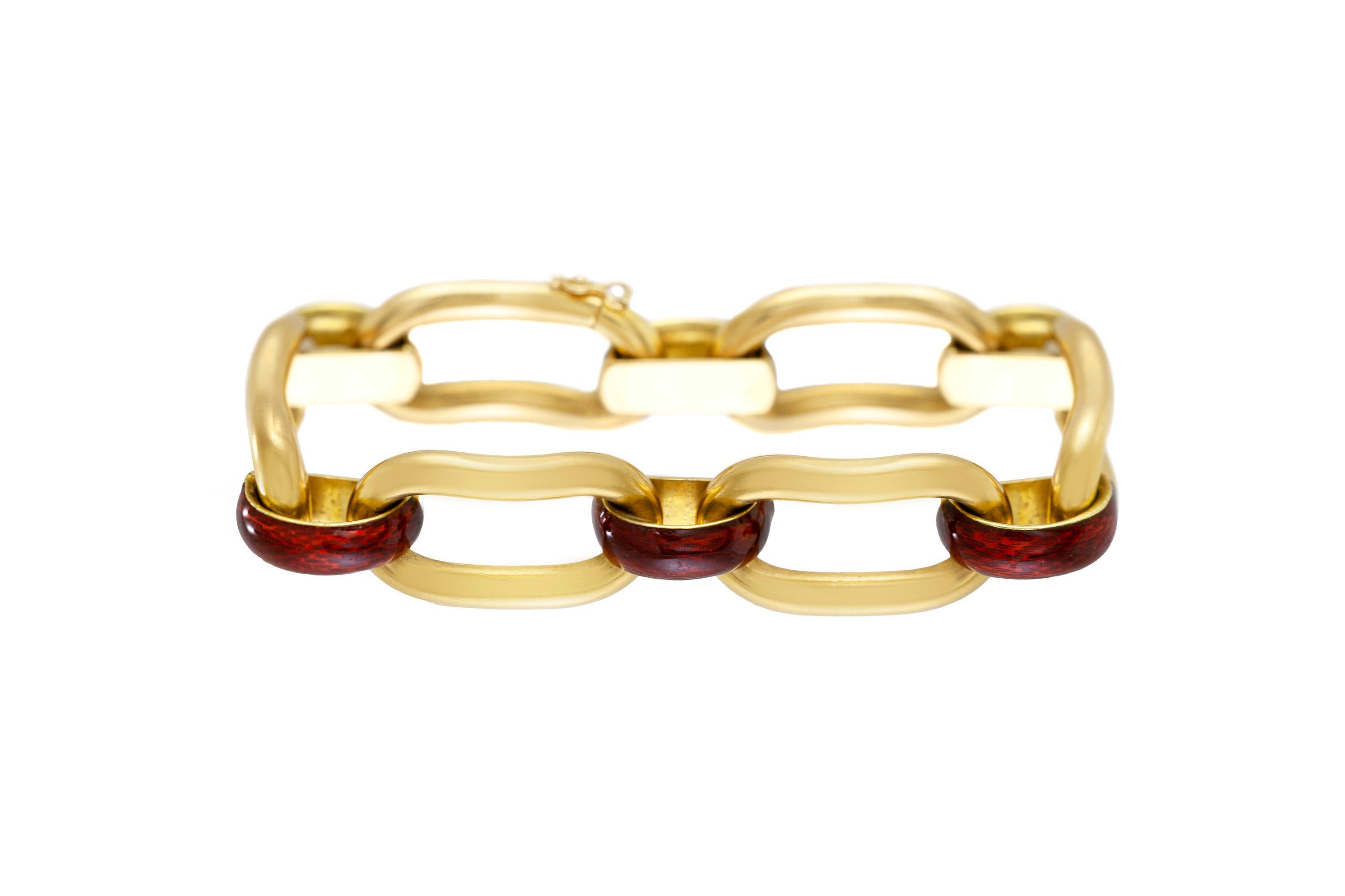 Le bracelet est finement travaillé en or jaune 18k avec de l'émail brun et pèse environ 30,3 dwt au total.
Circa 1960.