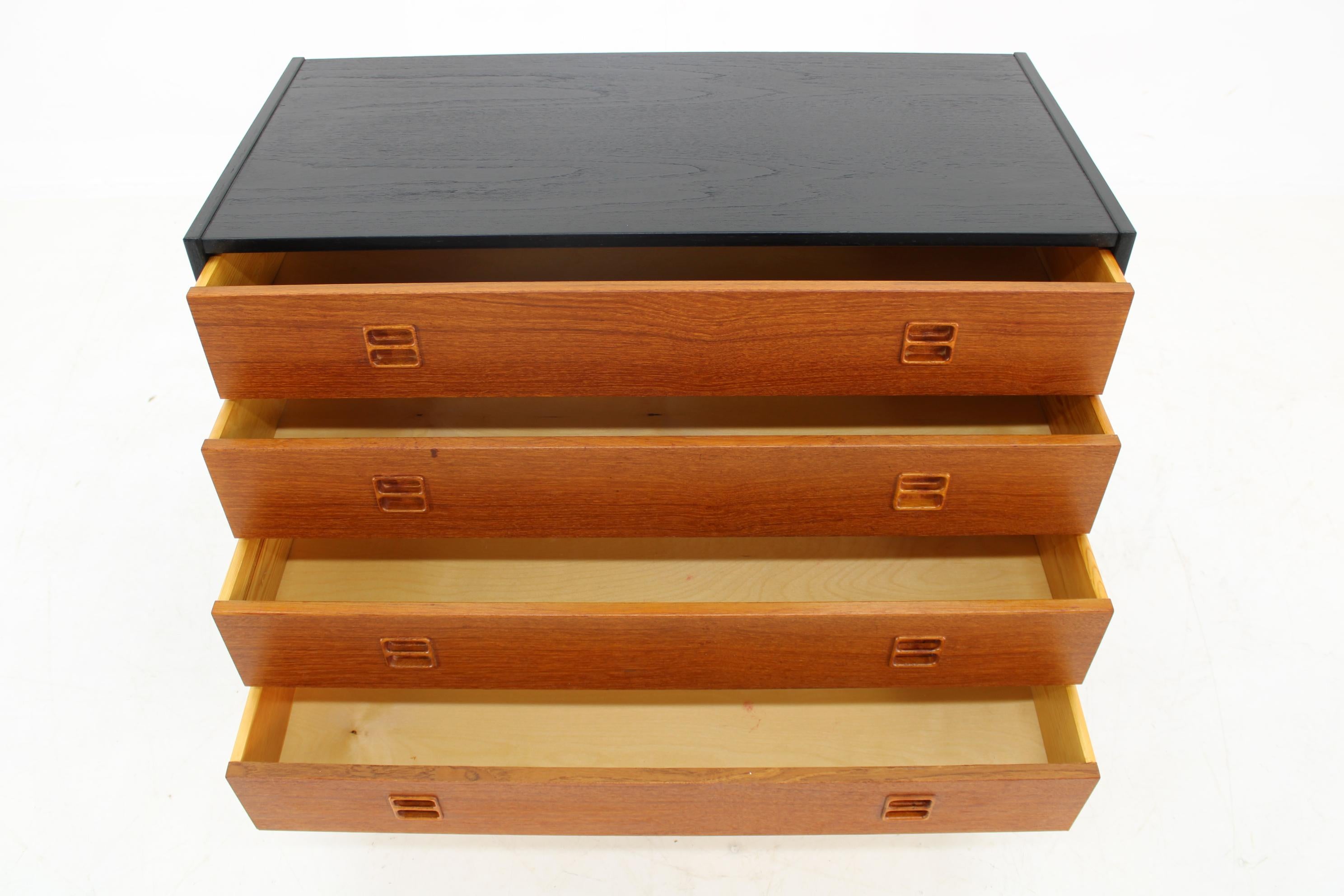 Cassettiera danese in teak riciclato del 1960 In condizioni buone in vendita a Praha, CZ