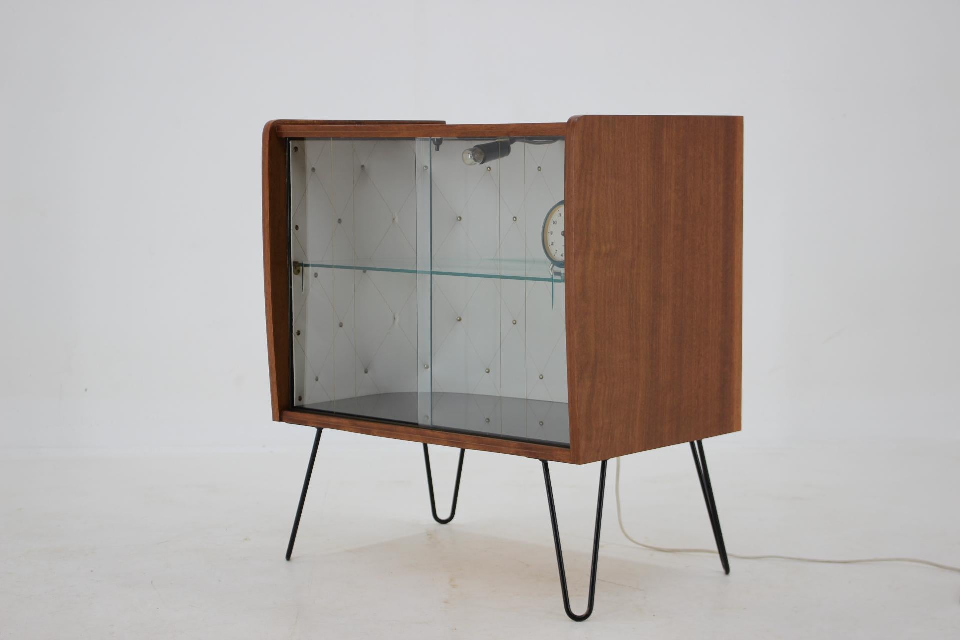 Upcycelter Vitrinenschrank mit Glas, Tschechoslowakei, 1960er Jahre (Furnier) im Angebot