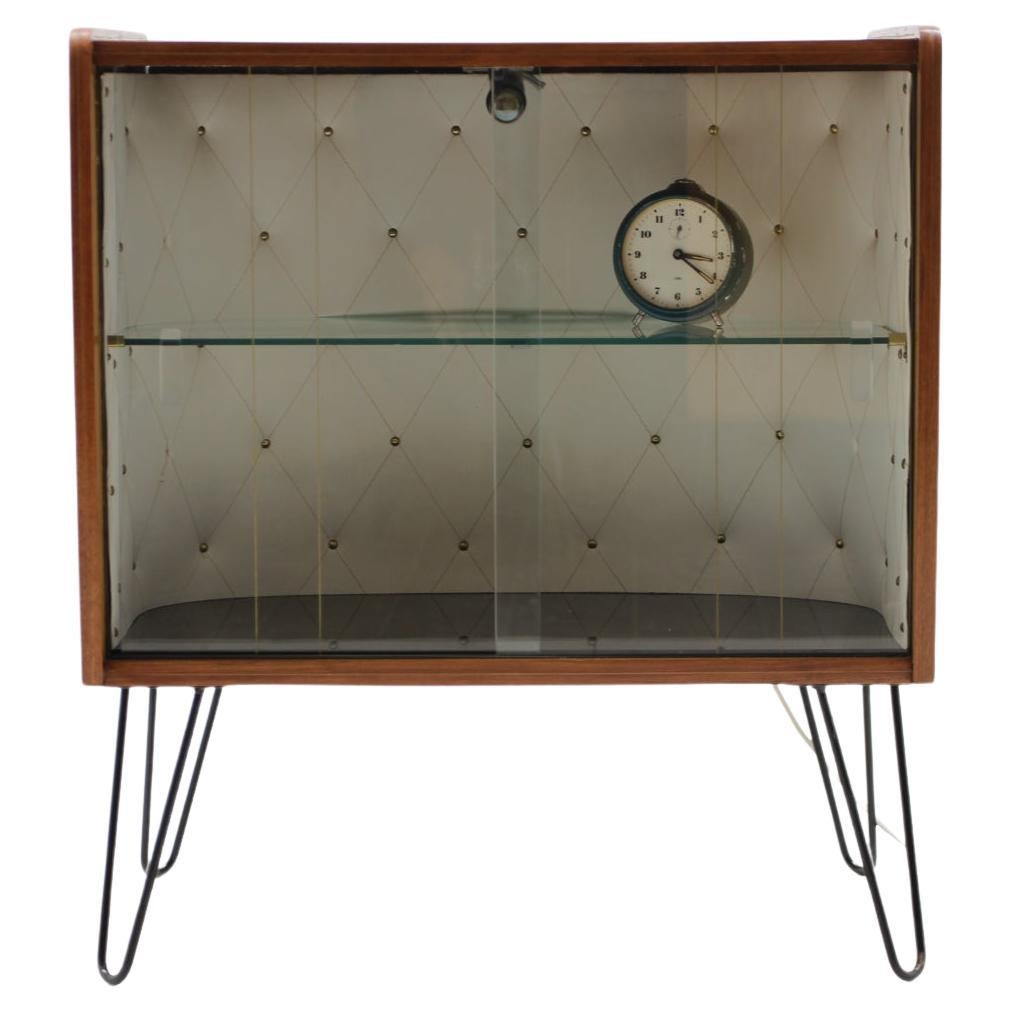 Upcycelter Vitrinenschrank mit Glas, Tschechoslowakei, 1960er Jahre im Angebot