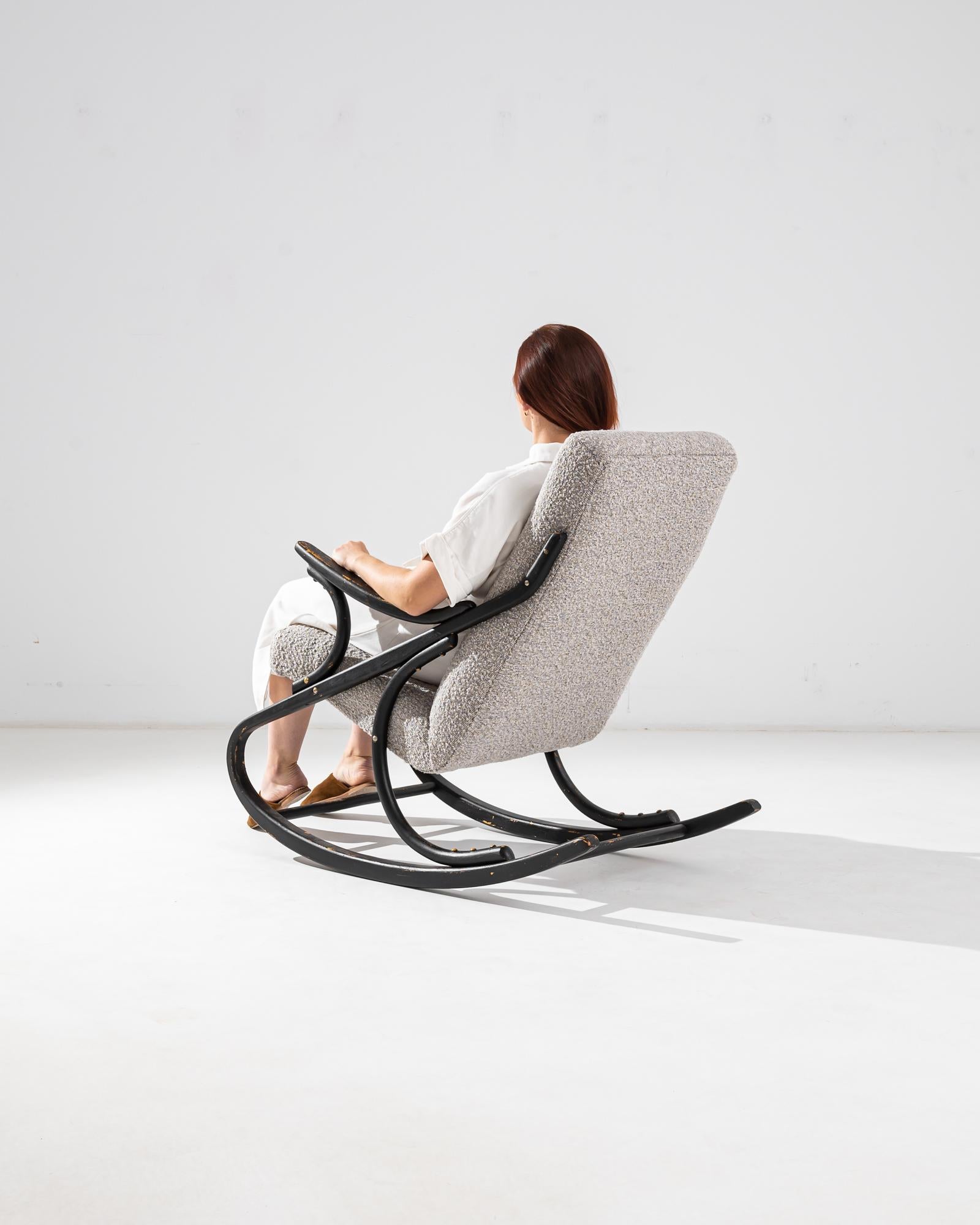 Cette chaise vintage en bois a été fabriquée en République tchèque, vers 1960. Un fauteuil à bascule sculpté en bois courbé, cette pièce classique a été fabriquée par TON, une entreprise de meubles célèbre en Europe pour sa technique de bois étuvé
