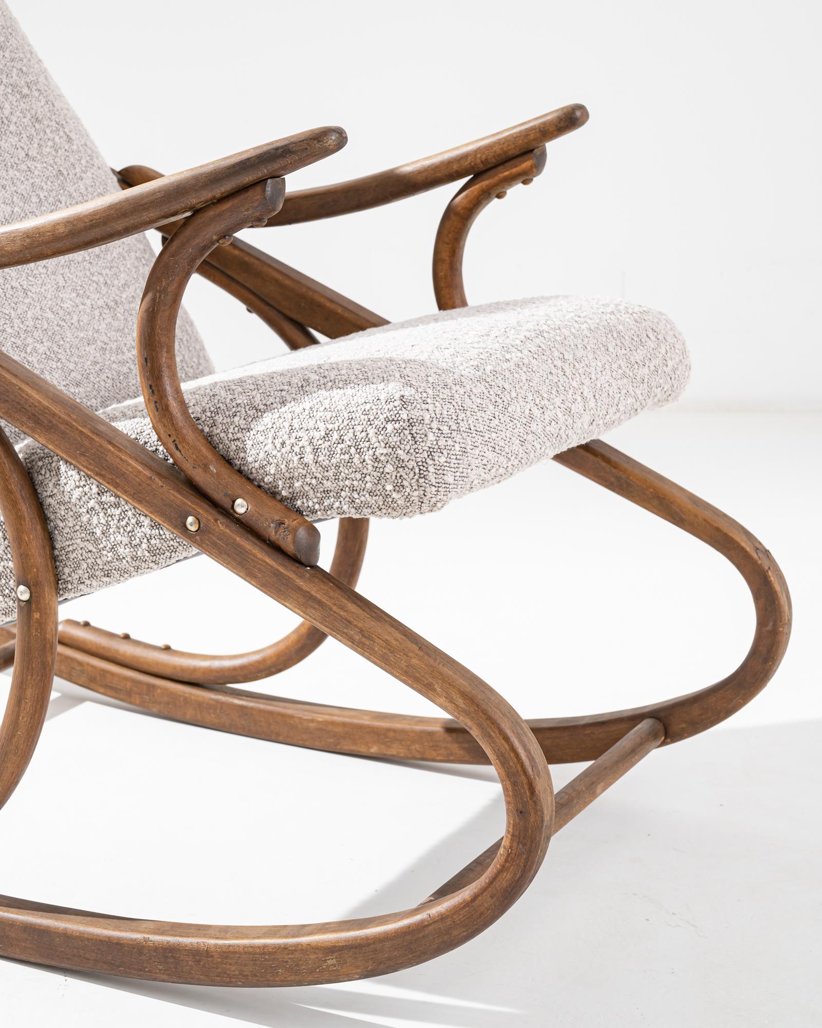 Cette chaise vintage en bois a été fabriquée en République tchèque, vers 1960. Un fauteuil à bascule sculpté en bois courbé, cette pièce classique a été fabriquée par TON, une entreprise de meubles célèbre en Europe pour sa technique de bois étuvé