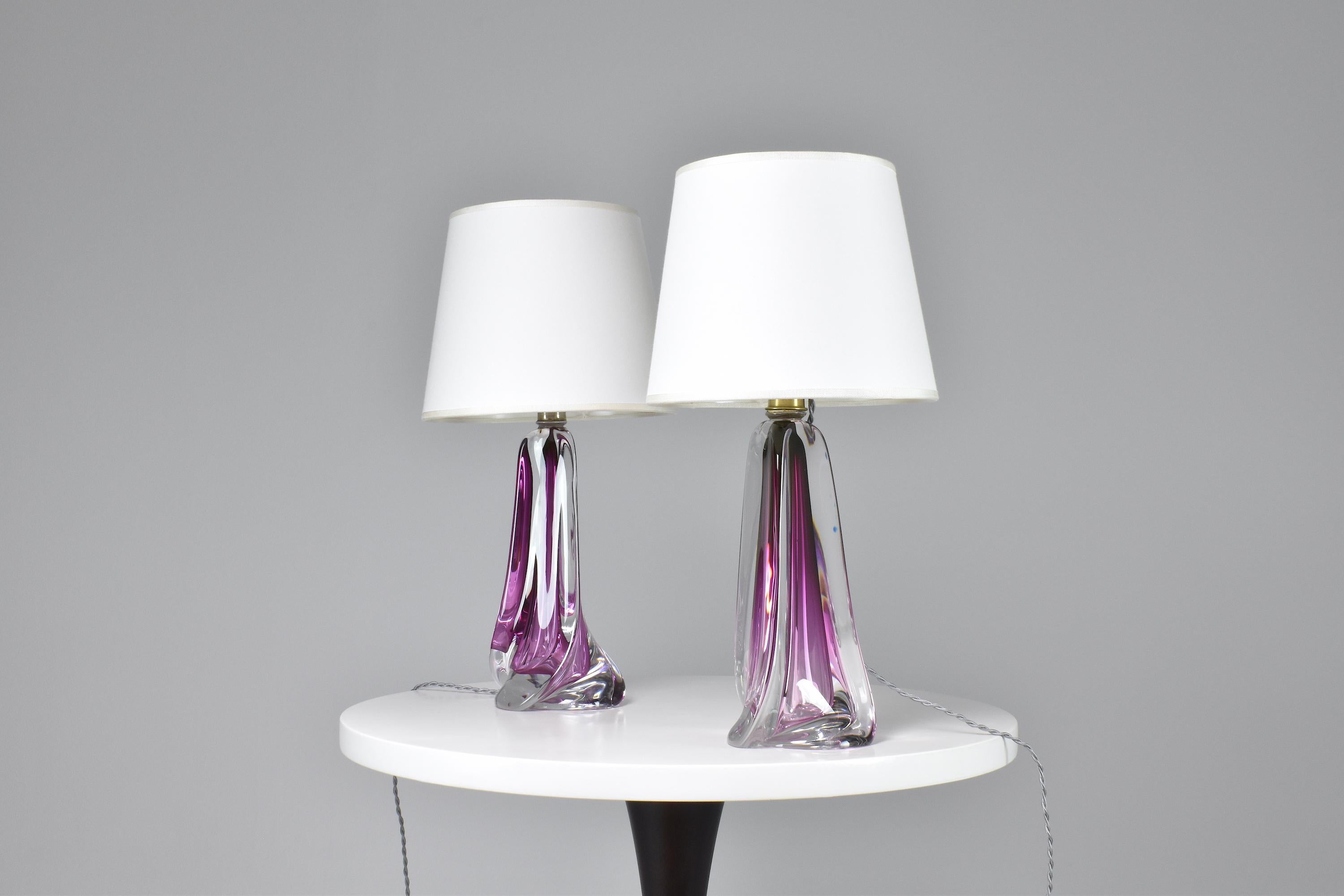 Stunning pair of Val Saint Lambert table lamps in purple crystal. These handcrafted pieces were made in Belgium in the '60s. The twisted crystal is hand-blown and holds the original label.

----

We are an exhibition space and an online