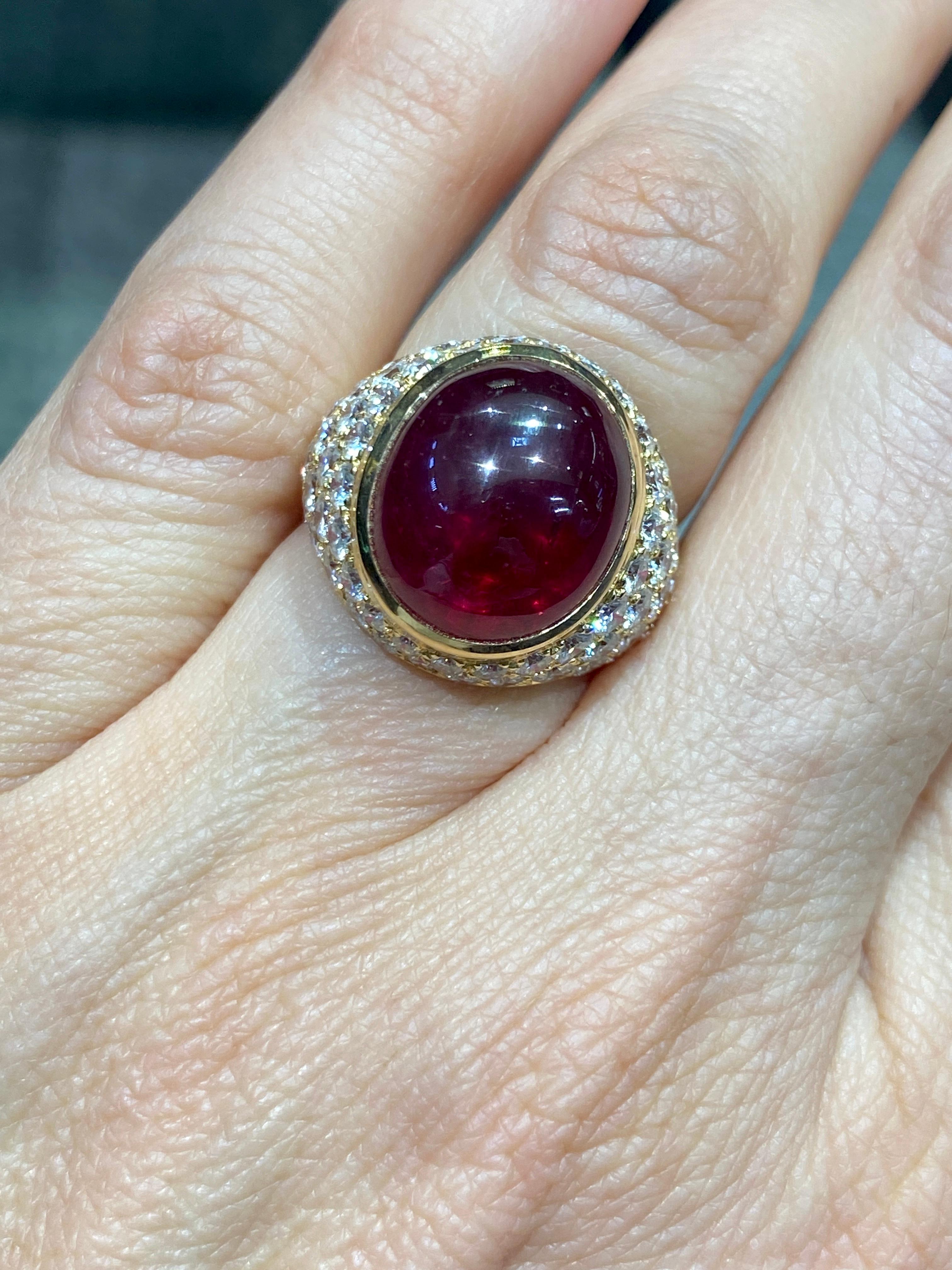 Dieser auffällige Ring von Van Cleef und Arpels aus den 1960er Jahren aus 18 Karat Gold mit Diamanten und Rubinen hat einen zentralen Cabochon-Rubin von ca. 10 Karat, der von ca. 3 Karat Diamanten im Rundschliff umgeben ist. Sie wird in Frankreich