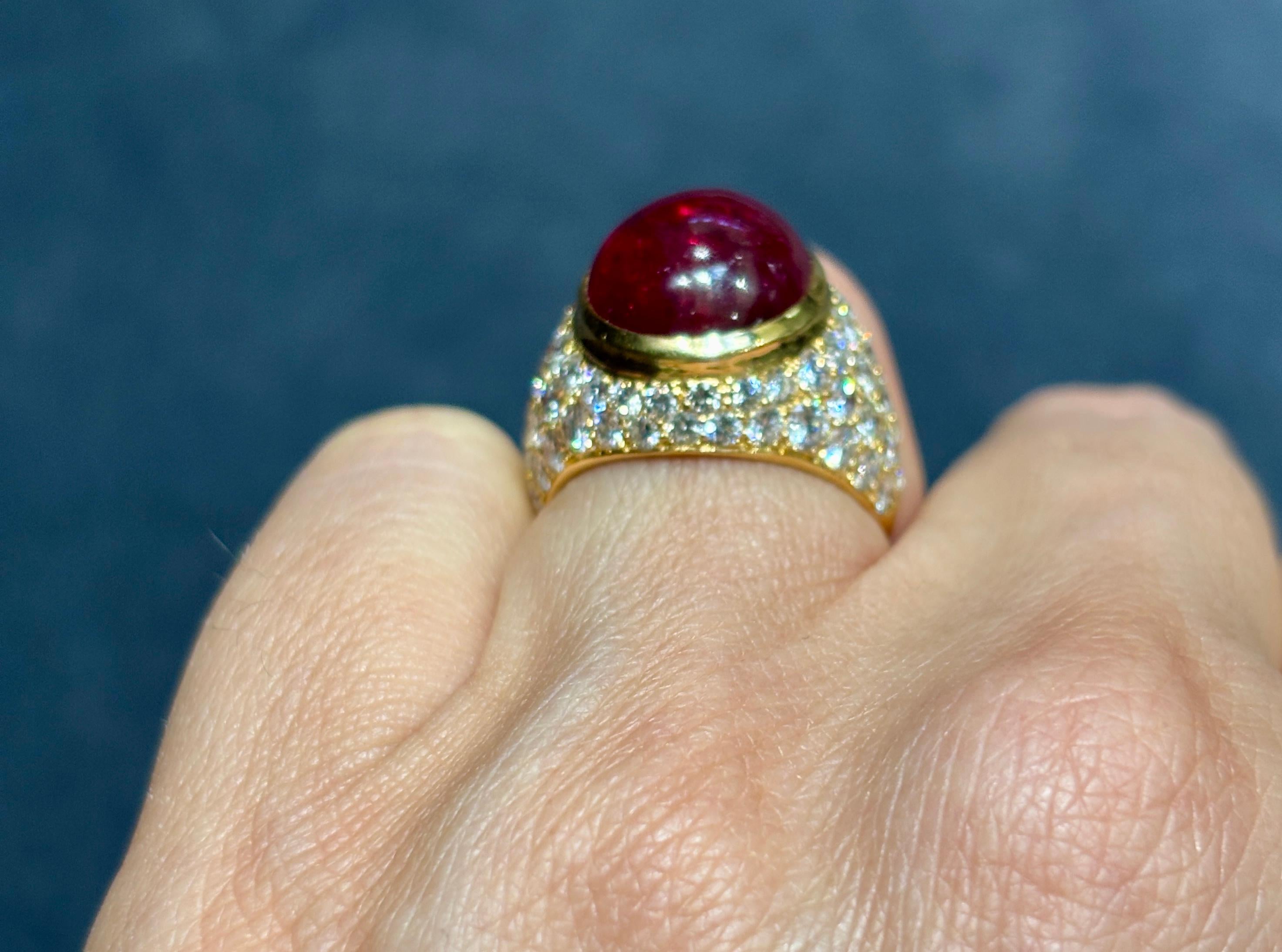Van Cleef & Arpels 1960er Jahre Ring aus 10 Karat Cabochon-Rubin und Diamanten (Zeitgenössisch) im Angebot