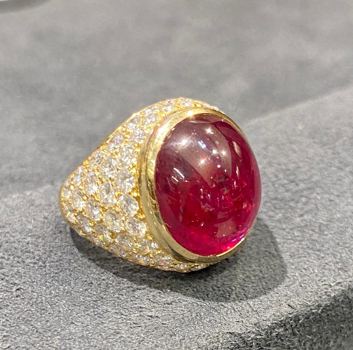 Van Cleef & Arpels 1960er Jahre Ring aus 10 Karat Cabochon-Rubin und Diamanten im Angebot 1