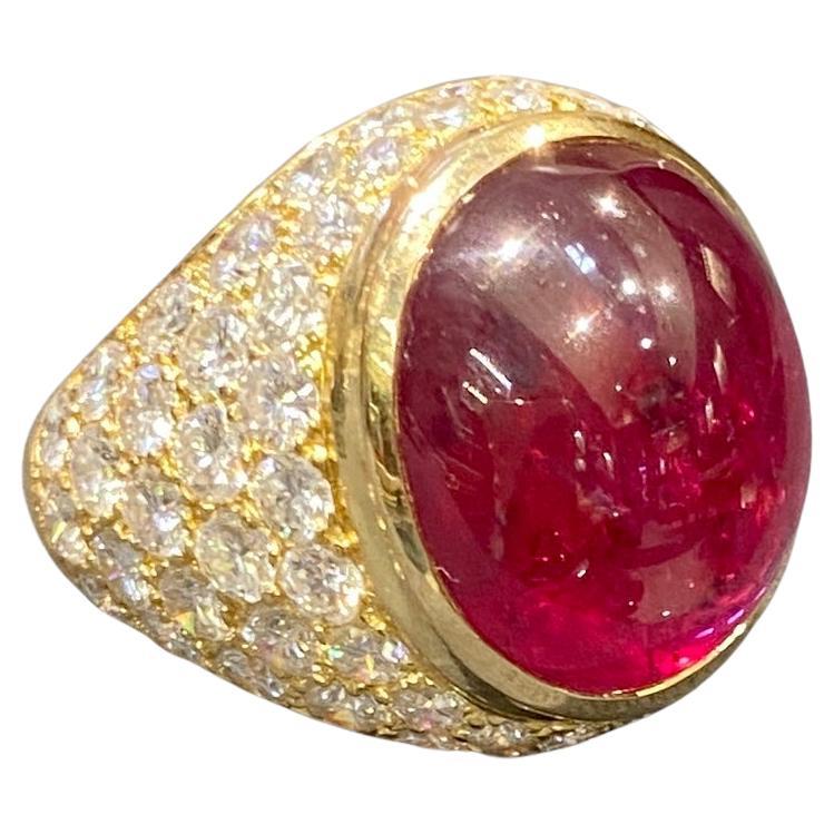 Van Cleef & Arpels, bague en rubis cabochon 10 carats et diamants des années 1960