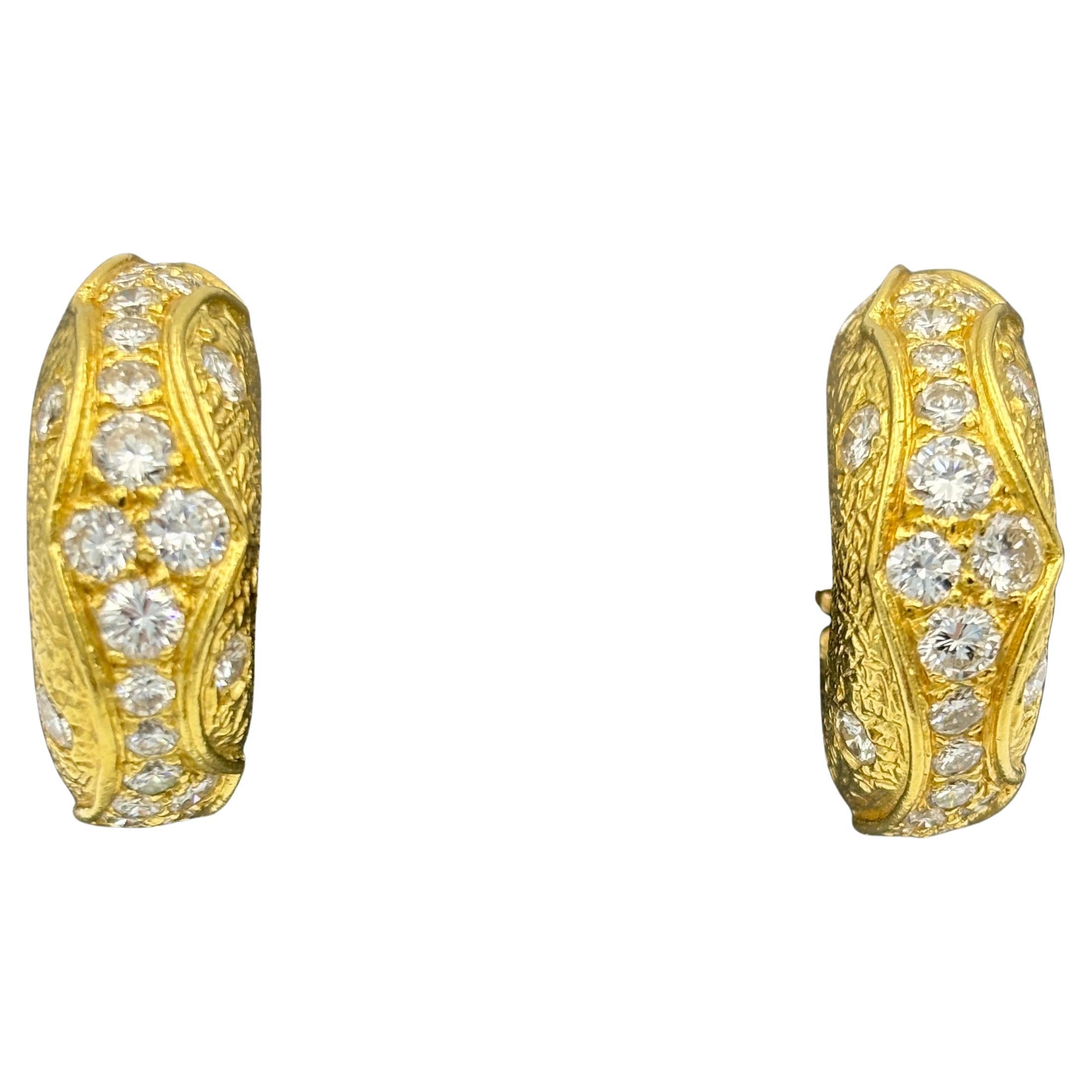 Orecchini a cerchio in oro 18k e diamanti Van Cleef 
Arpels del 1960