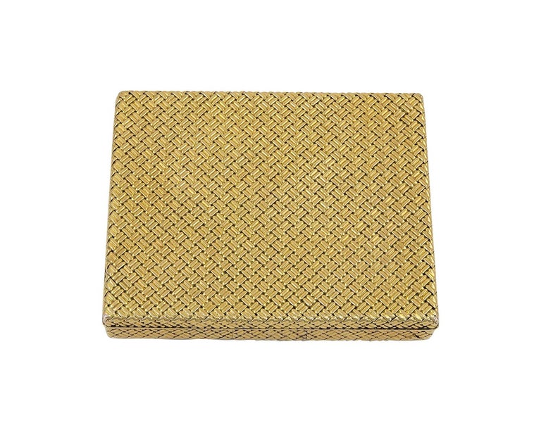 This gold compact is made by the highly important Paris Jewelry House, Van Cleef & Arpels.
Circa 1960.
The compact is of rectangular shape with fine basket-weave decoration.
The front of the compact has a hidden push button opener to the center and