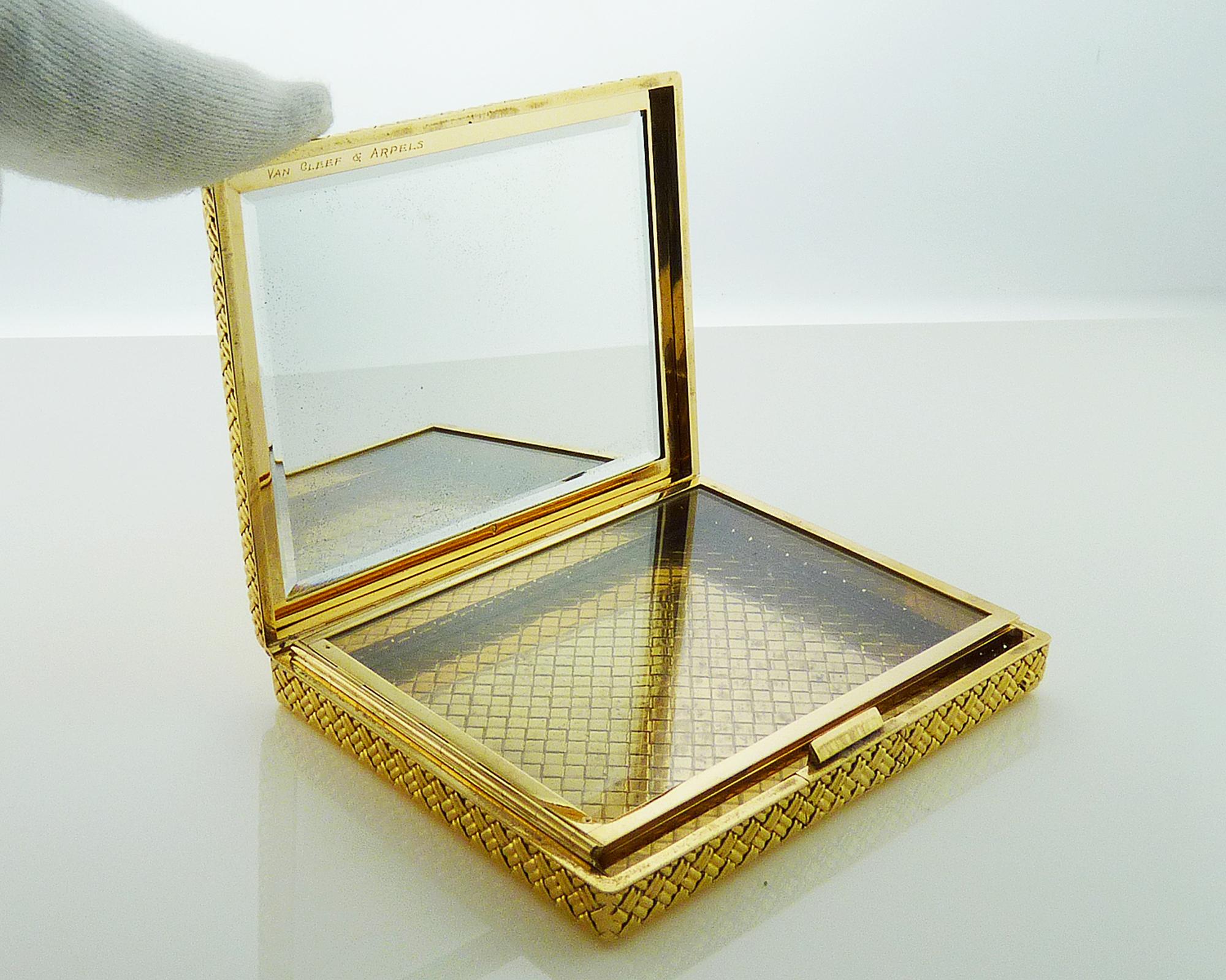 1960s Van Cleef & Arpels 18K Yellow Gold Make-Up Compact In Good Condition In New York, NY