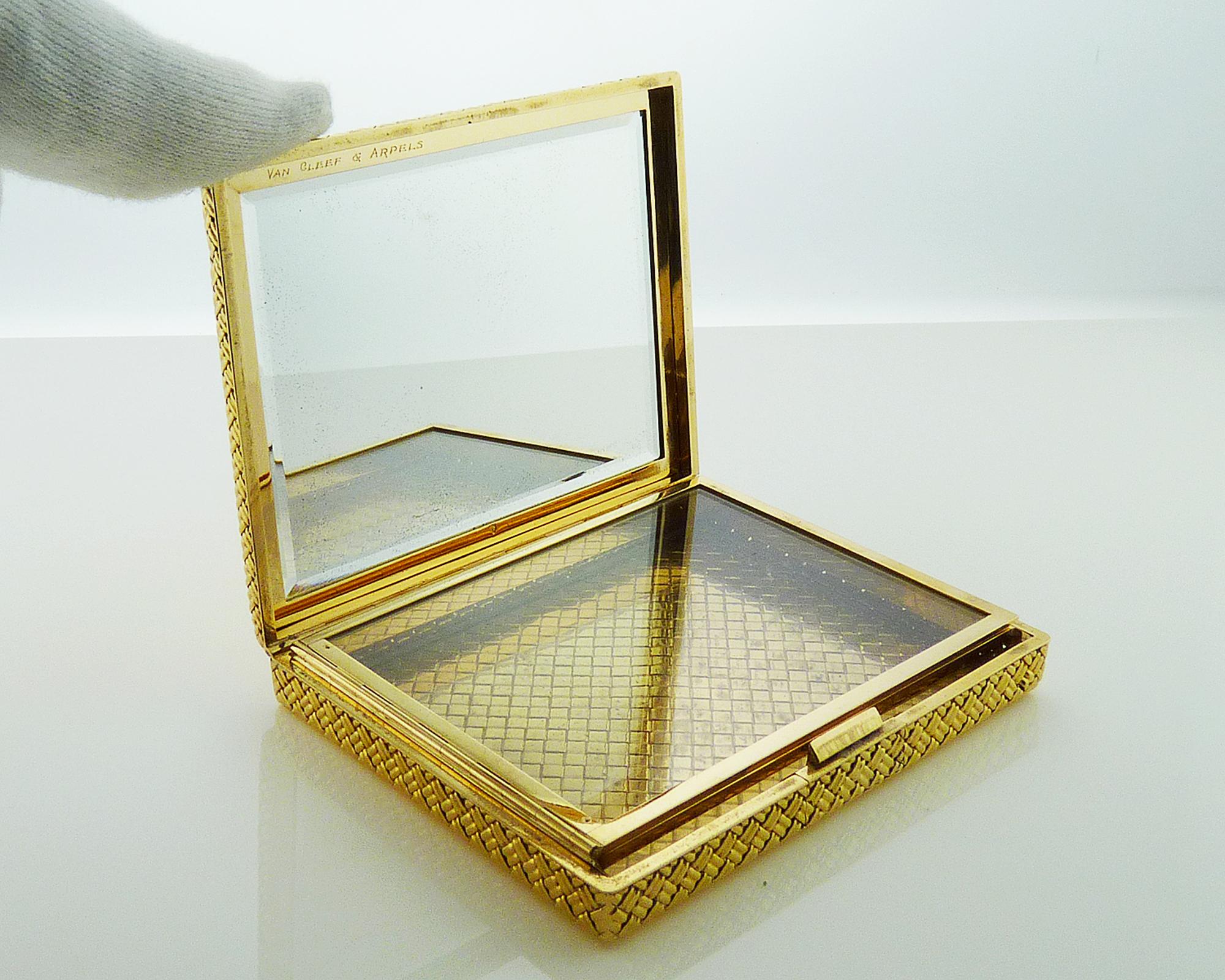 1960s Van Cleef & Arpels 18K Yellow Gold Make-Up Compact  In Good Condition In New York, NY