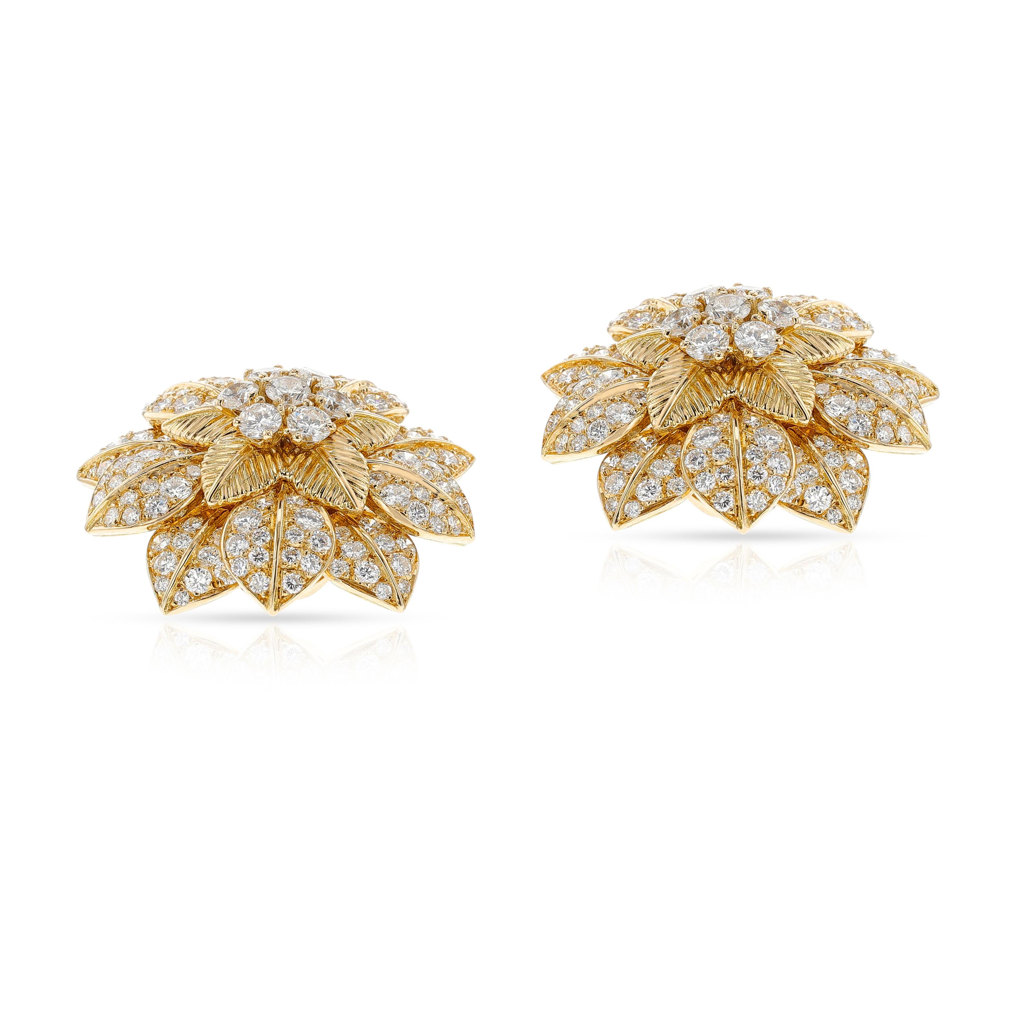 1960er Van Cleef & Arpels French Flower Diamond Petal Ohrringe. Signiert und nummeriert M39112. Diamant Gewicht ca. 10,50 cts. 1,25 Zoll. Gesamtgewicht: 
32,80 Gramm.

SERVICEPAPIER VON NY BOUTIQUE DTD. 20. OKTOBER 2023
