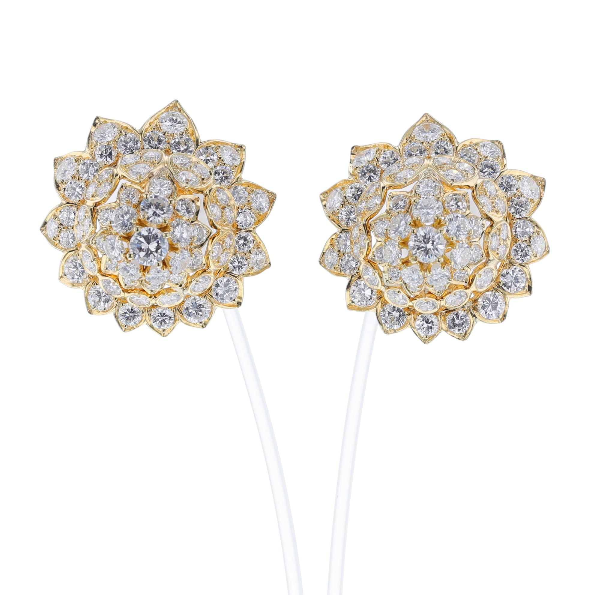 Exceptionnelle paire de boucles d'oreilles florales Van Cleef & Arpels des années 1960 en or jaune 18 carats. La taille des diamants est progressive sur tout le pourtour. Les boucles d'oreilles contiennent environ 138 diamants ronds pesant environ