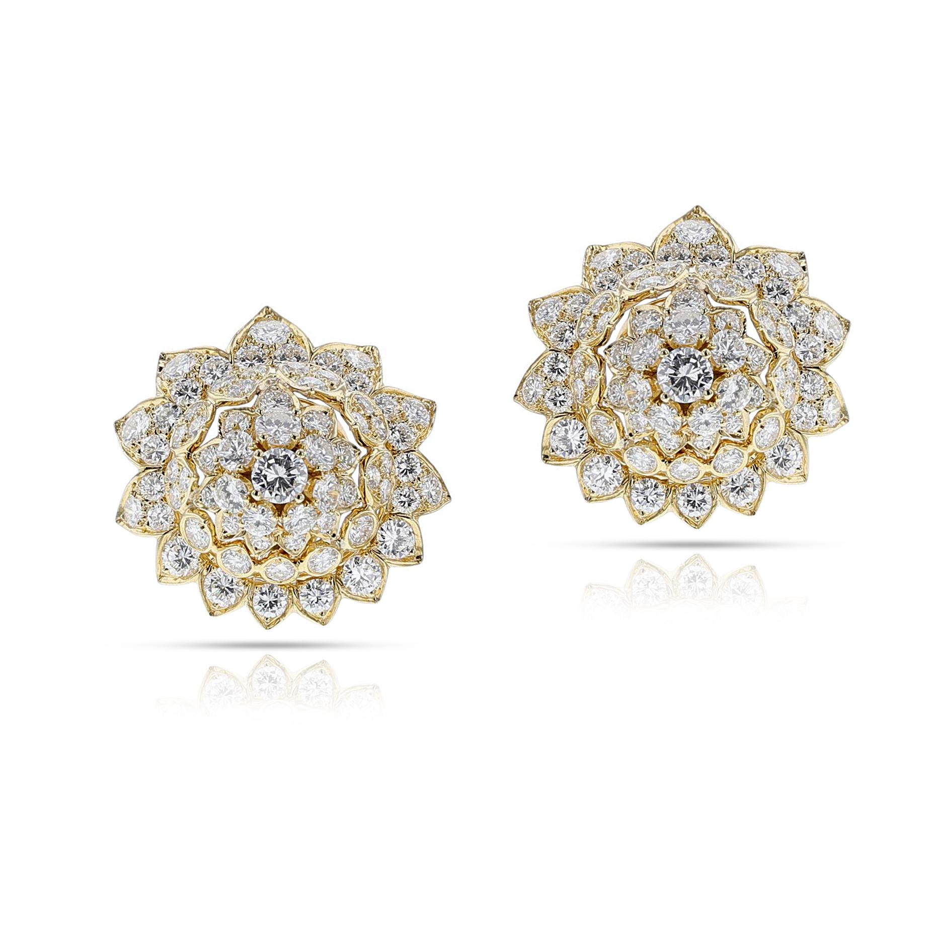 Taille ronde Van Cleef & Arpels, boucles d'oreilles à fleurs graduées en or 18 carats, années 1960 en vente