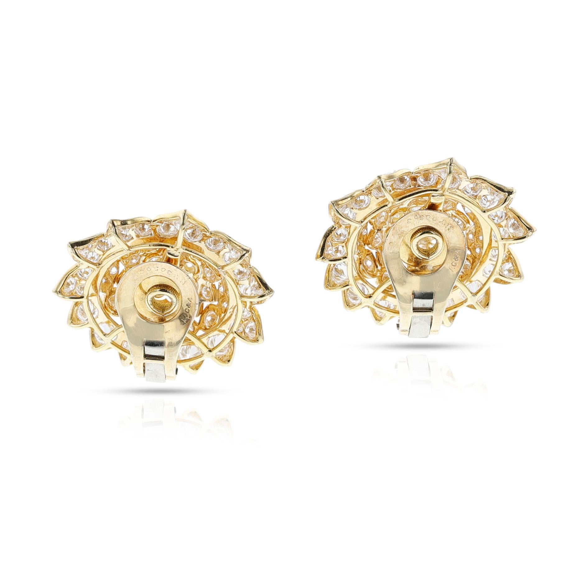 Van Cleef & Arpels, boucles d'oreilles à fleurs graduées en or 18 carats, années 1960 Unisexe en vente