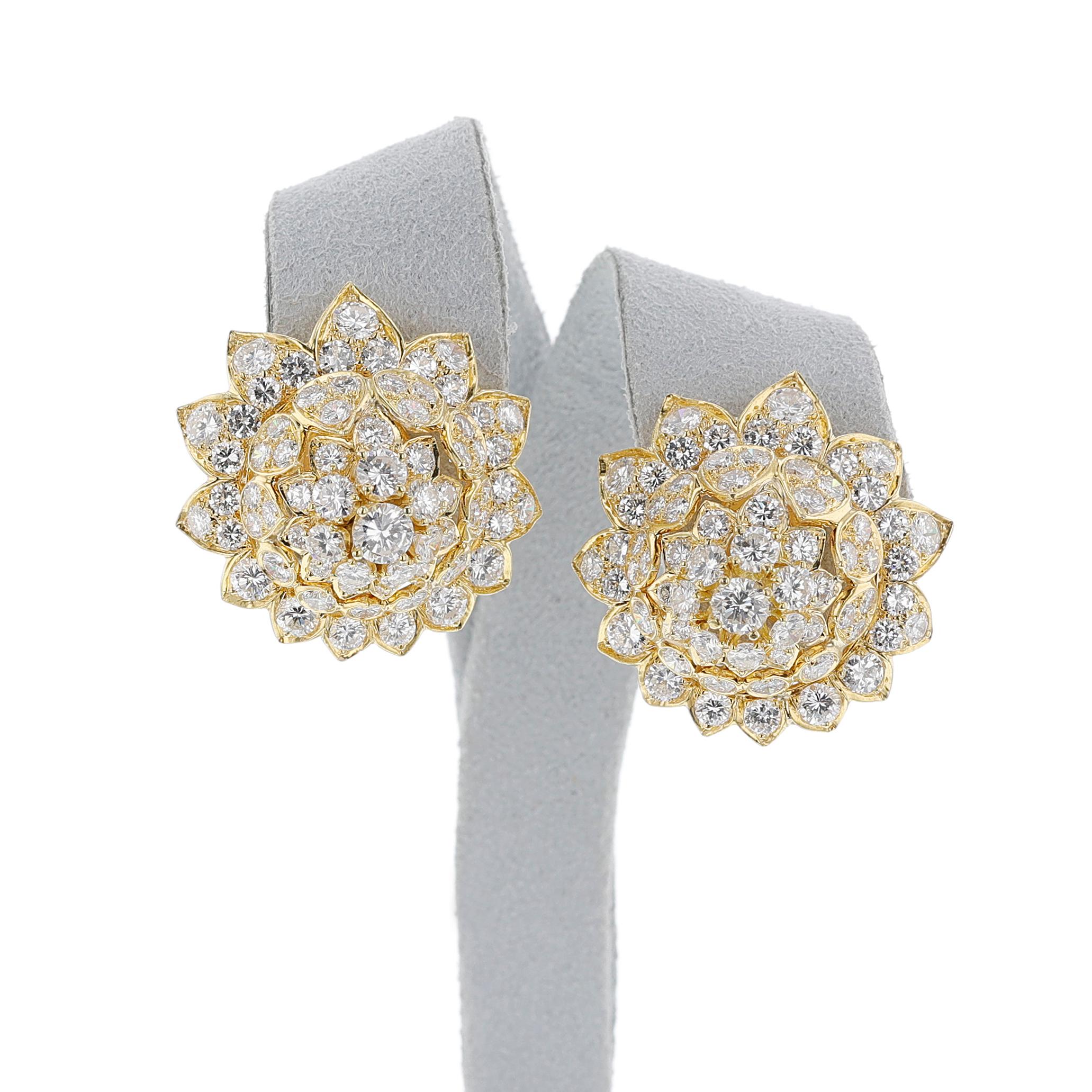Van Cleef & Arpels, boucles d'oreilles à fleurs graduées en or 18 carats, années 1960 en vente 1