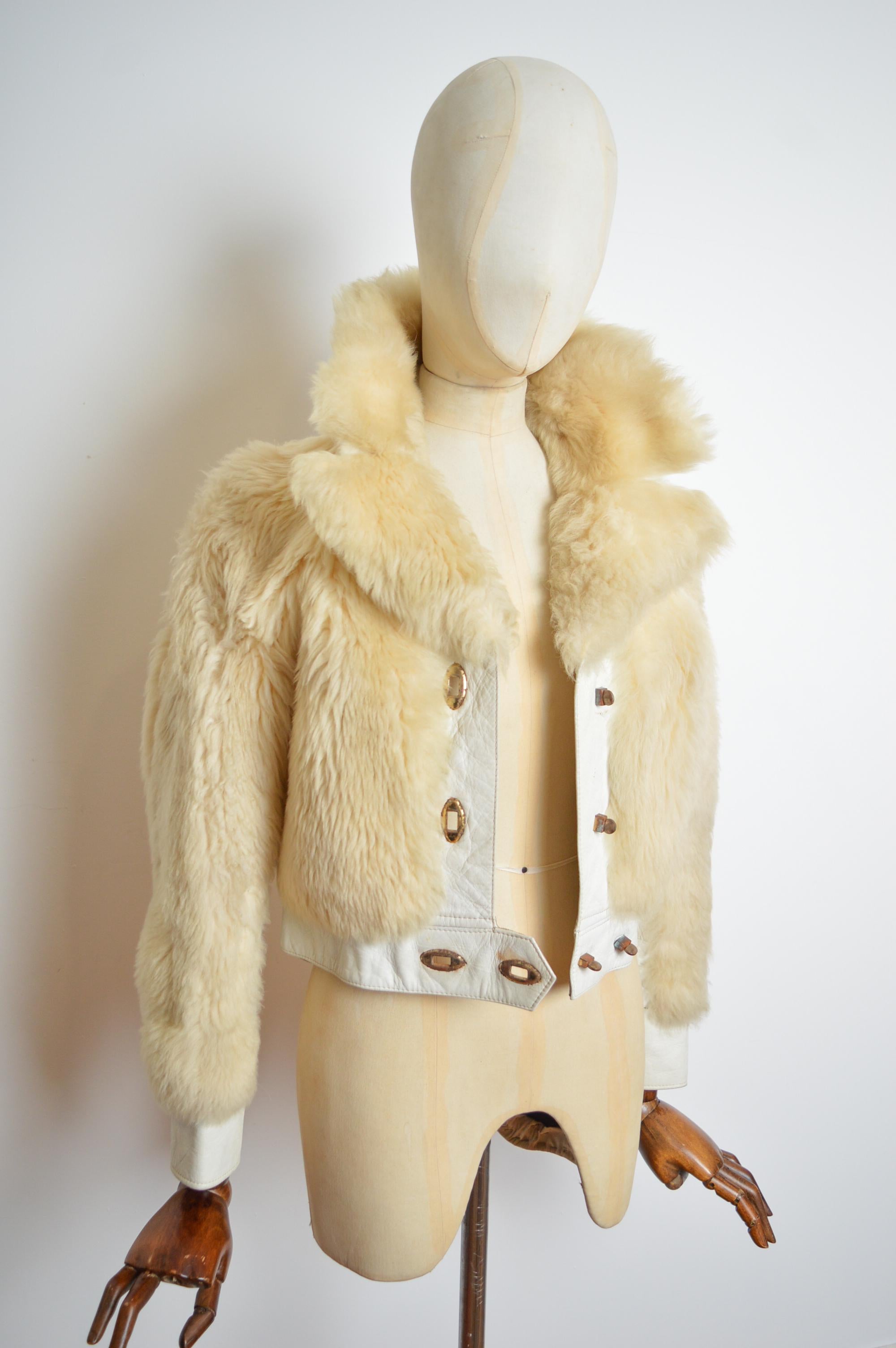 1960s Vanilla Cream Off White Shearling Coat Cropped Penny Pane Jacket in vendita 10