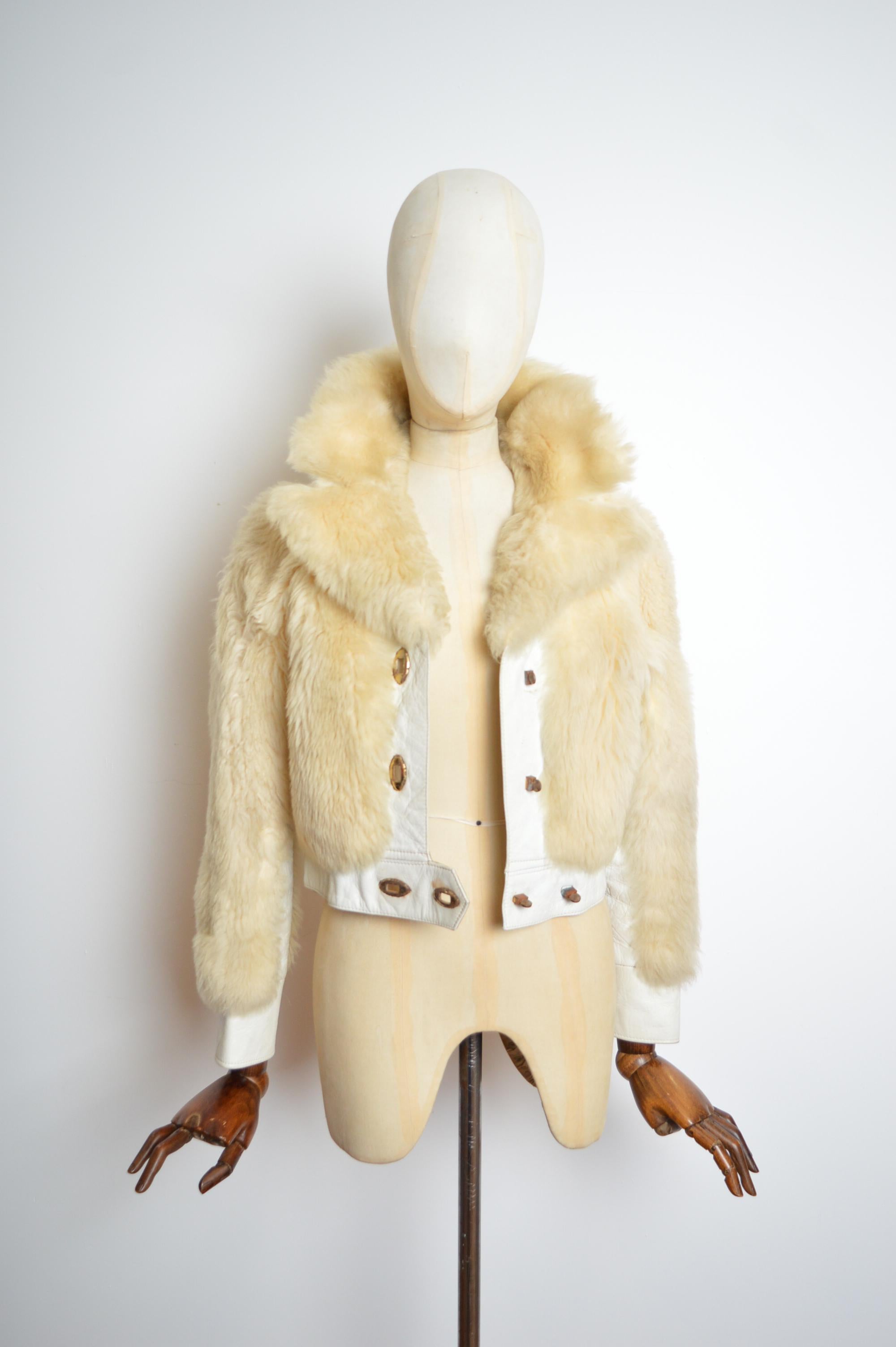 Cappotto in pelle di pecora e shearling con cappuccio Penny Pane degli anni '60, panna e bianco sporco - Giacca
Fodera monocromatica. 
Da fossa a fossa; 18