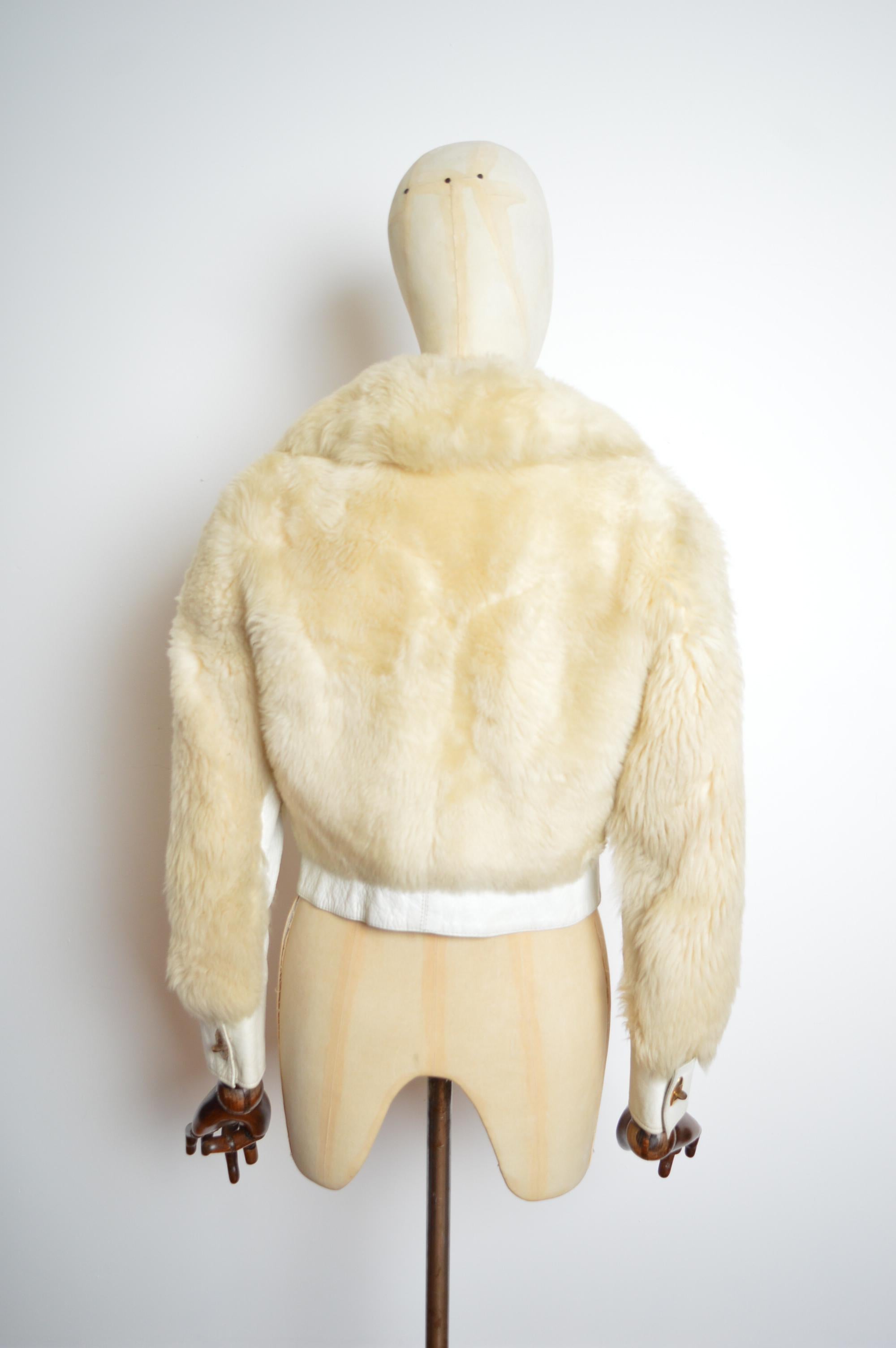 1960s Vanilla Cream Off White Shearling Coat Cropped Penny Pane Jacket in vendita 4
