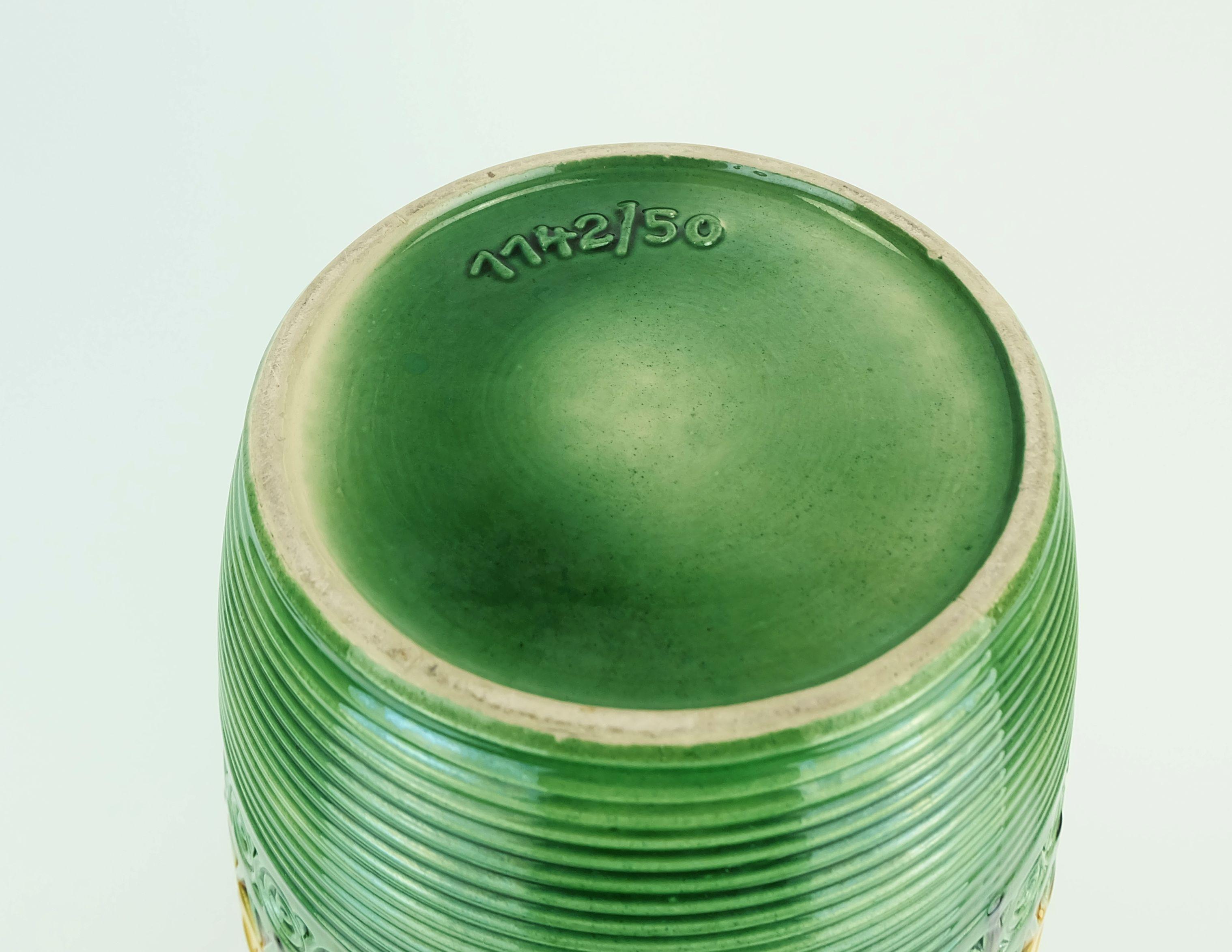 JARRON de los años 60 ü-keramik verde ocre motivo en relieve modelo 1142/50 WGP en venta 3