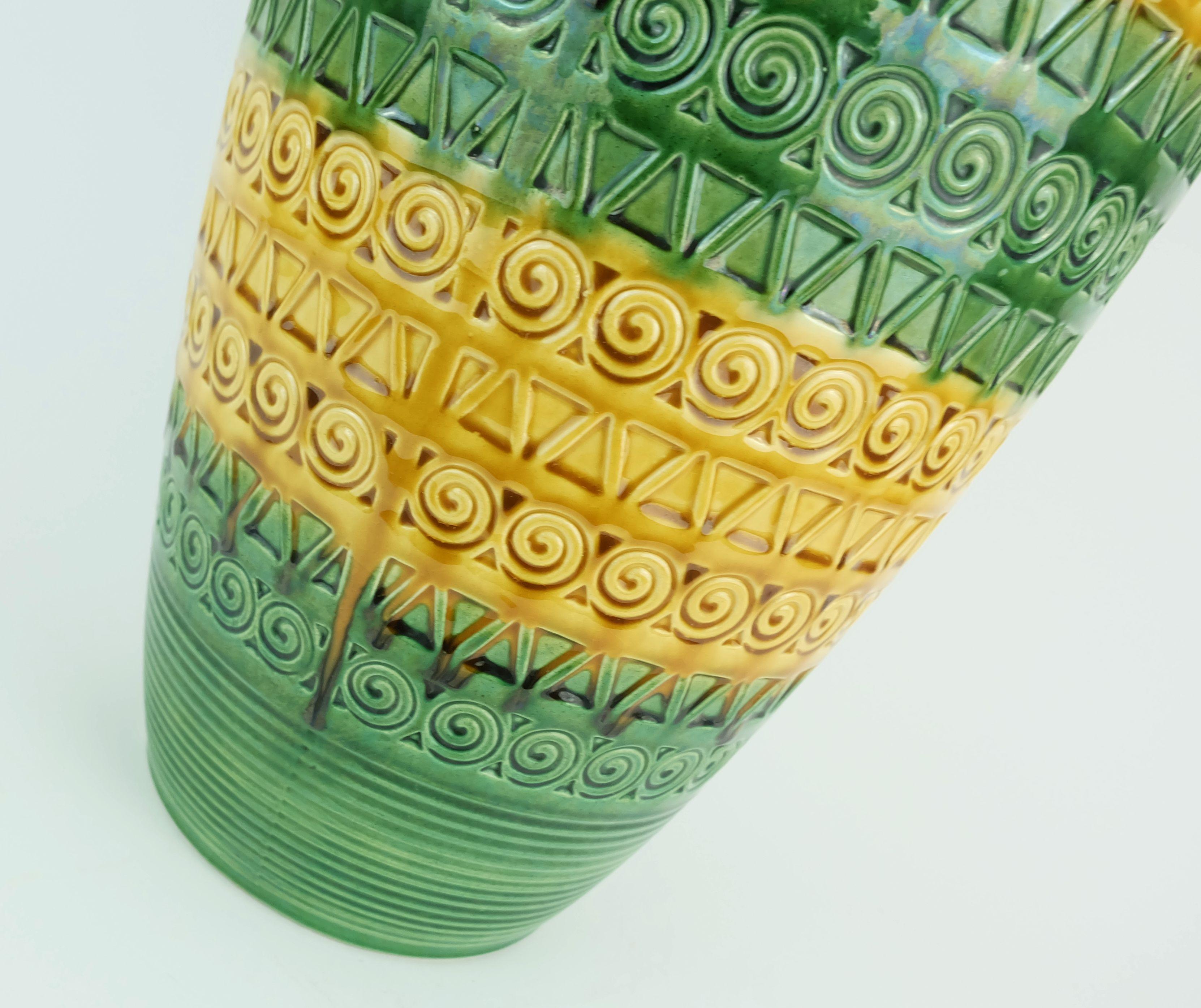 JARRON de los años 60 ü-keramik verde ocre motivo en relieve modelo 1142/50 WGP en venta 4