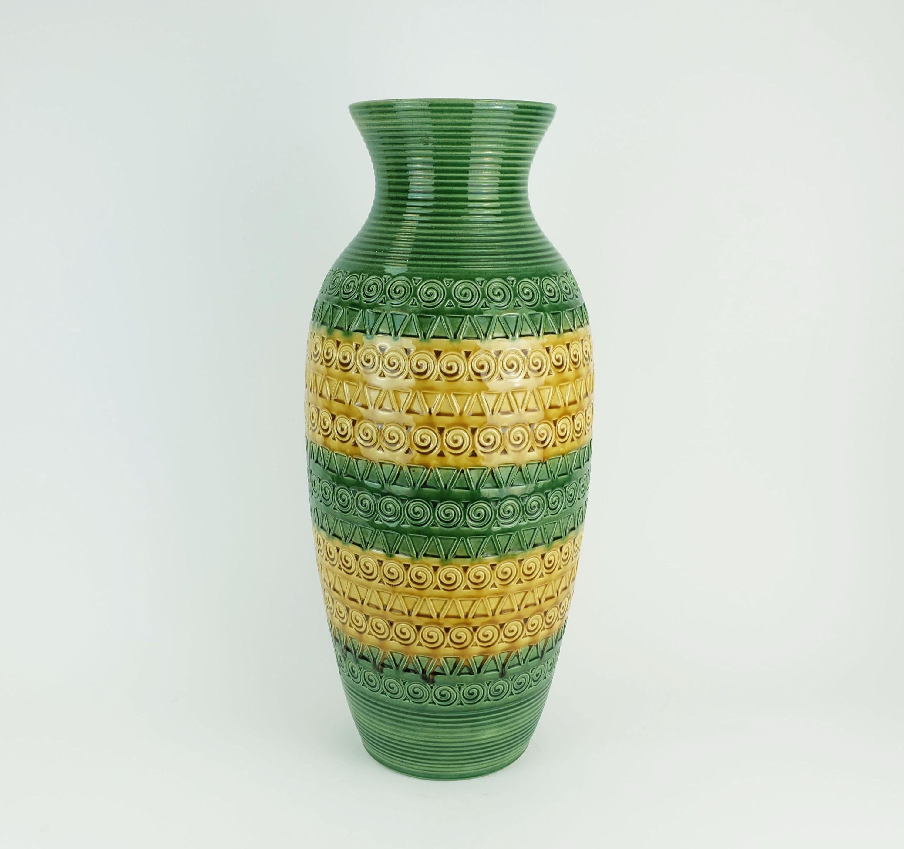 JARRON de los años 60 ü-keramik verde ocre motivo en relieve modelo 1142/50 WGP Moderno de mediados de siglo en venta