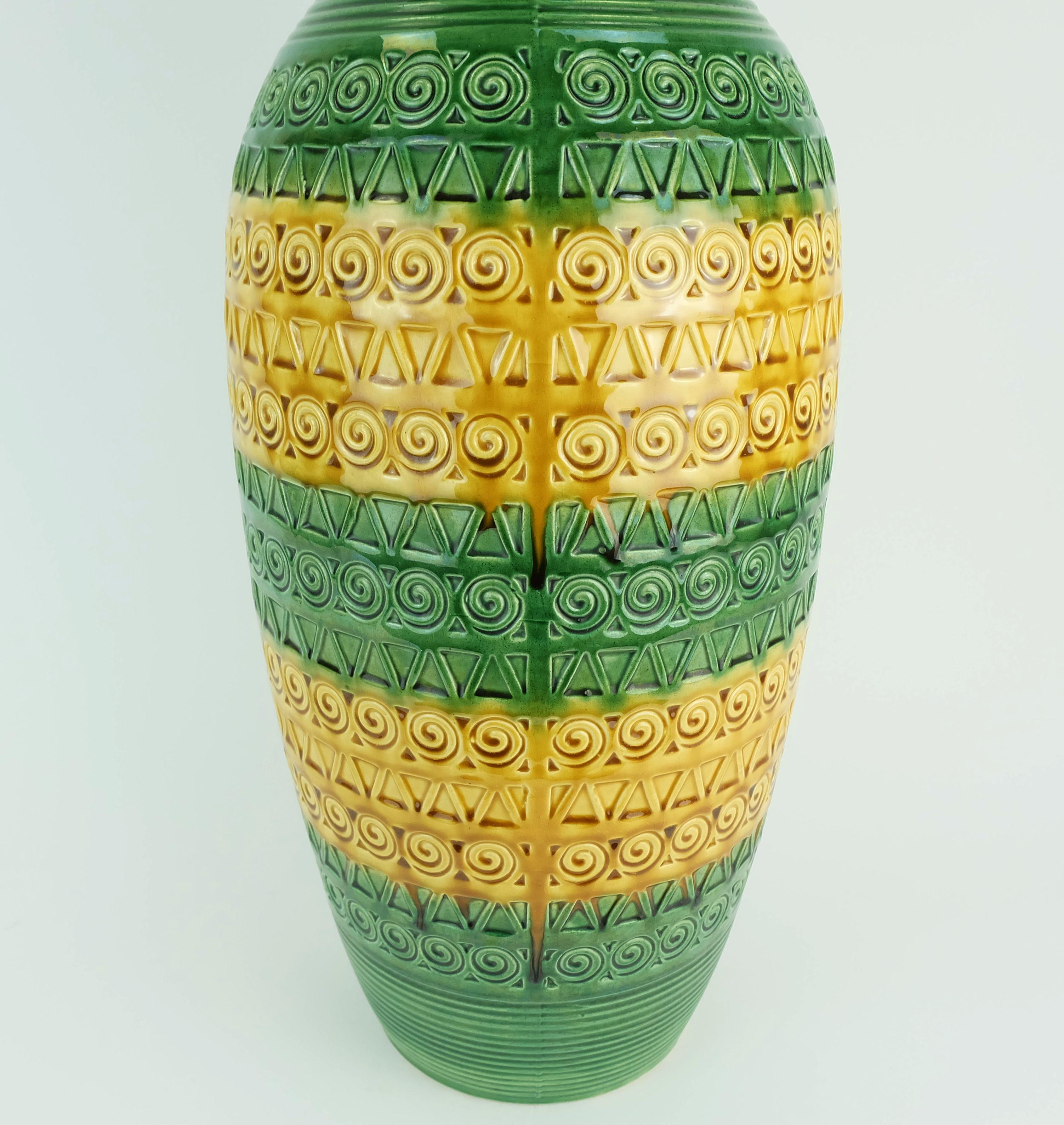 JARRON de los años 60 ü-keramik verde ocre motivo en relieve modelo 1142/50 WGP en Bueno estado para la venta en Mannheim, DE