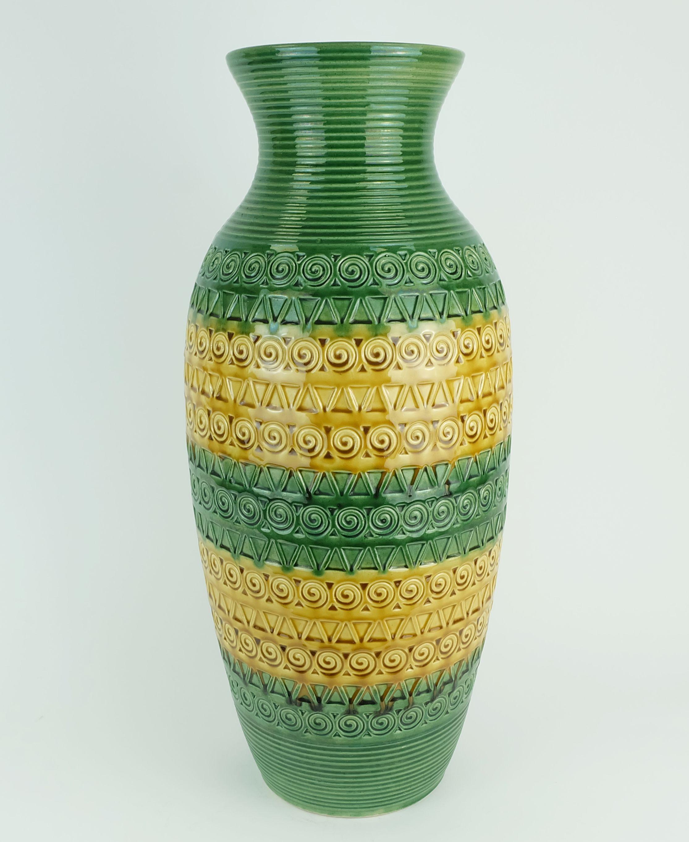 JARRON de los años 60 ü-keramik verde ocre motivo en relieve modelo 1142/50 WGP mediados del siglo XX en venta