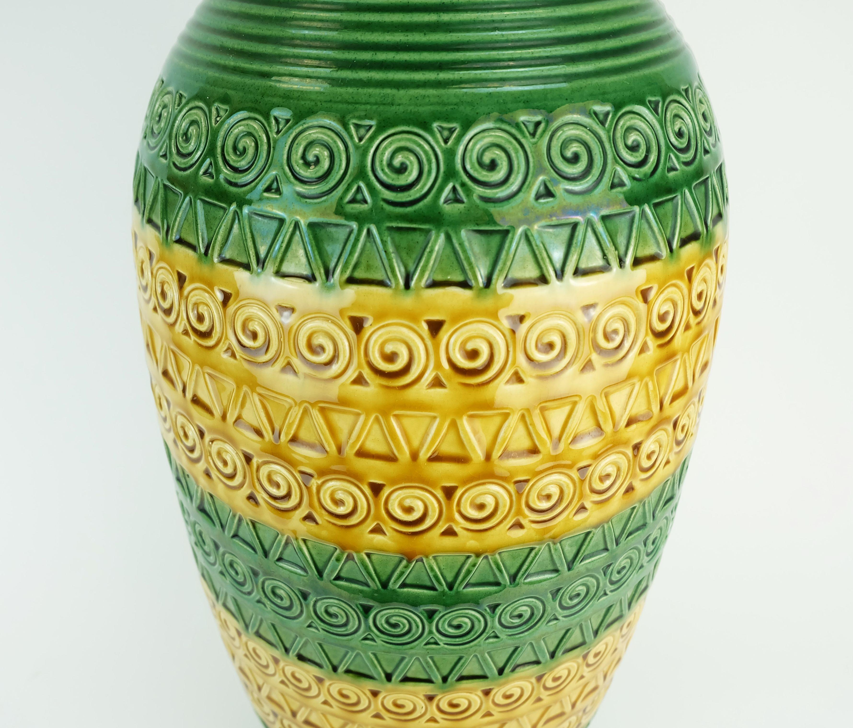JARRON de los años 60 ü-keramik verde ocre motivo en relieve modelo 1142/50 WGP en venta 1